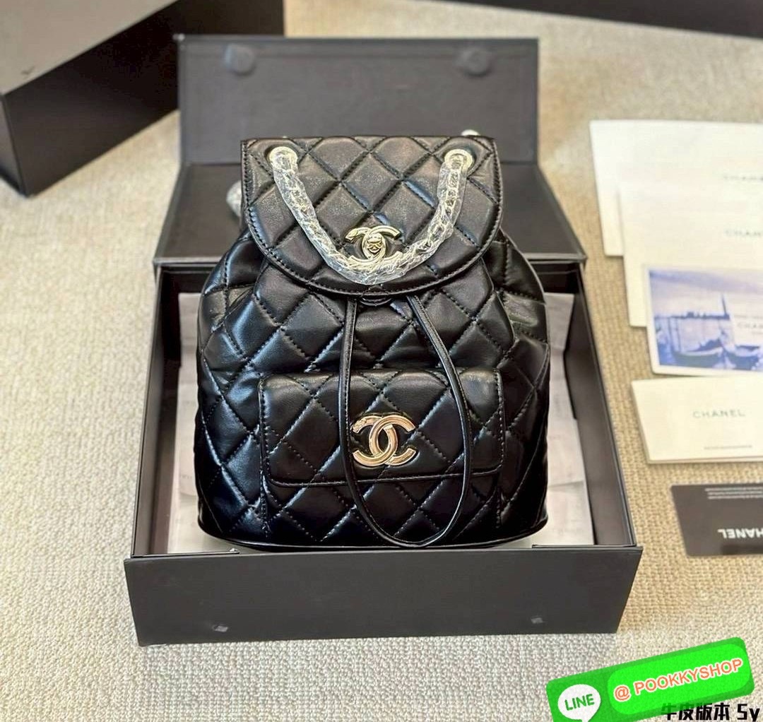 Chanel Duma Backpack กระเป๋าเป้ ไซส์น่ารัก สีพาสเทลสุดคิ้ว รูปทรงทันสมัยหนังเรียบสัมผัสนิ่ม ดีเทลความสวยมากมาย ทั้งสายรูดเก็บปาดกระเป๋า หรือจะช่องเปิดด้านหน้า ก็ดูหรูไปหมด ภายในโล่งกว้าง ใส่ของสำคัญได้ครบ สายสะพายปรับได้ตามต้องการอีกเล็กน้อย น่ารักน่าใช้ส