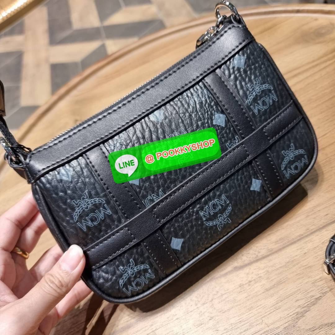 MCM MINI DELMY SHOULDER BAG จัดหนักจัดเต็ม!! ที่สุดของรุ่นที่ฮอตหนักมาก คอลเลคชั่นที่ยอดขายดีตั้งแต่วันแรกที่ลง shop ด้วยรูปทรงที่กะทัดรัด ตอบโจทย์ได้ทุกลุค ทุกไลฟ์สไตล์ ใช้งานได้ง่ายคล่องตัว กระเป๋าสะพายทรงพอช ที่มาพร้อมสายโซ่คล้องด้านหน้า และสายหนังครอส