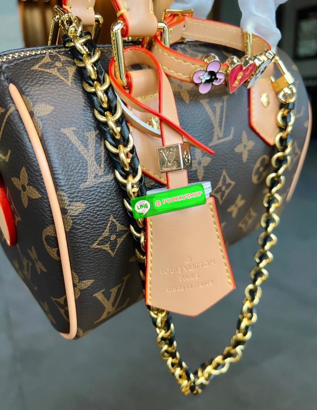 จำนวนจำกัด ไม่ทันราคานี้คือพลาดมากๆค่าสาวๆ ได้รุ่นนี้ไปไม่ผิดหวังค่าสาวๆ น้องมาพร้อมAccessories brand จัดเต็มในใบสวยมากๆ! #หมดรอบนี้ไม่เจ้าแล้วจ้าา LOUIS VUITTON SPEEDY 20 WITH CHARM (Limited Edition vip duty free ตปท.) 🔖พร้อมส่ง! ใบน้องขนาดกลาง ห
