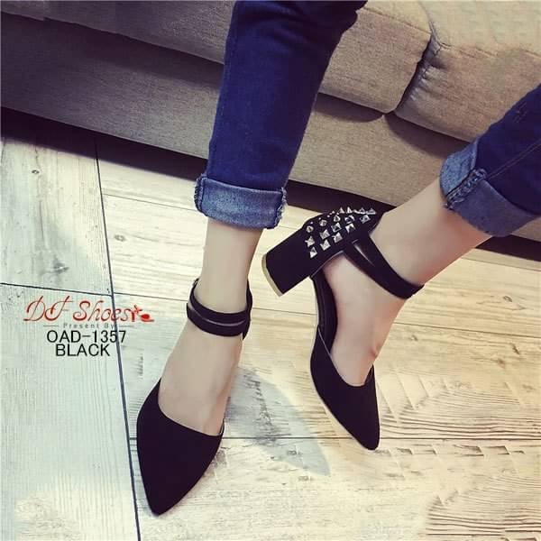 สินค้าพร้อมส่ง รองเท้าส้นสูงหัวแหลมรัดข้อ สายคาด2เส้น ประดับหมุดสีเงินที่ส้น ส้นตัน วัสดุผ้าสักหราด ทรงเก็บหน้าเท้าดี ดูเท้าเรียวค่ะ แมทเข้ากับชุดได้ง่าย รีบจองเข้ามาได้นะคะ