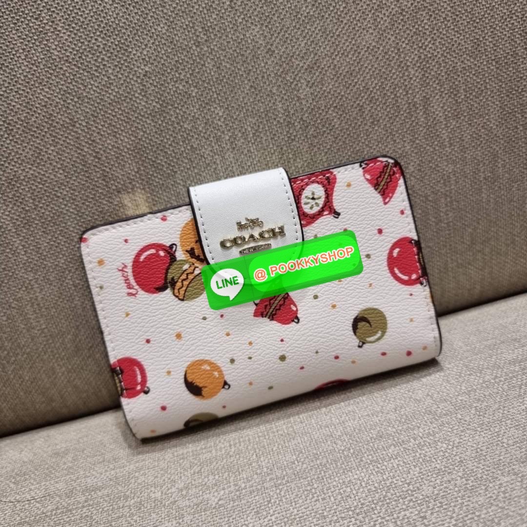 COACH C7413 MEDIUM CORNER ZIP WALLET WITH ORNAMENT PRINT คอลเลคชั่นใหม่ กระเป๋าสตางค์ใบกลาง ดีไซน์ใหม่ สุดหรู คละลายพริ้นท์เต็มใบ น่าใช้ไปอีก วัสดุหนังแคนวาสเคลือบลาย ภายในมีช่องใส่บัตร ใส่ธนบัตรได้ครบ และมีช่องซิปแยก ใบจริงสวยมากๆ แนะนำจ้า ราคาสุดคุ้มครบ