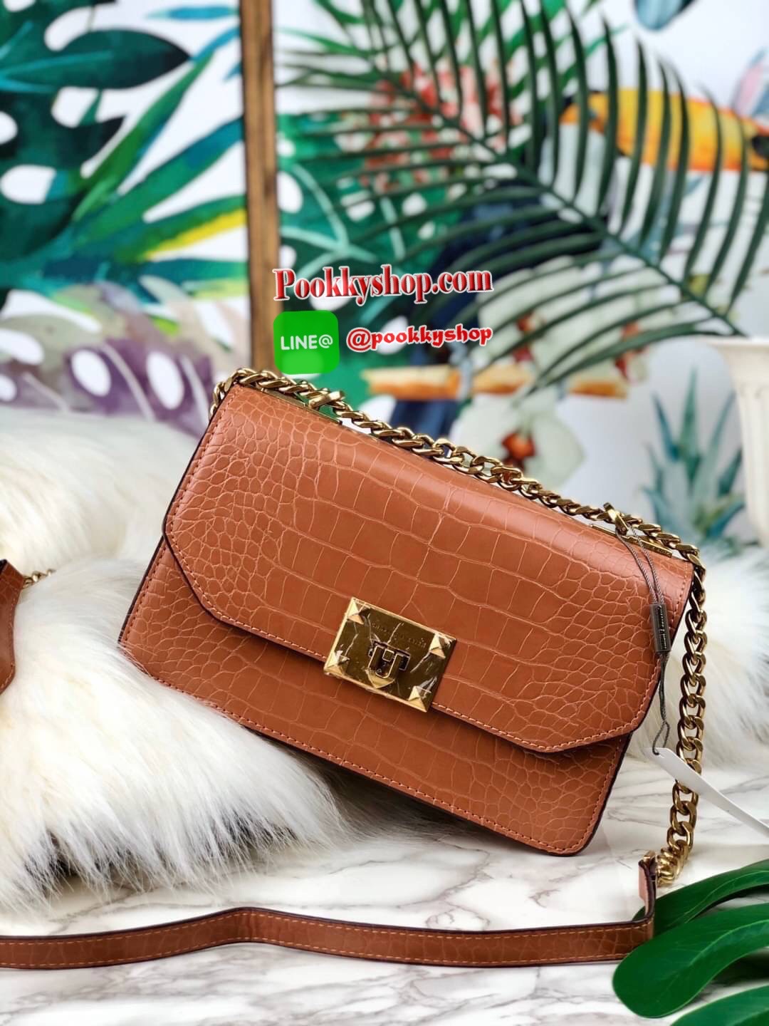 กระเป๋าสะพาย/ถือลายจระเข้รุ่น CHARLES & KEITH CROC-EFFECT CHAIN STRAP CROSSBODY BAG ด้านหน้าปั๊มแบรนด์ เปิดปิดแบบเปิดล็อก ด้านในแบ่งออกเป็น 2 ช่องใหญ่ มีช่องซิปตรงกลาง ช่องการ์ด 4 ช่อง ด้านในสามารถใส่กระเป๋าเงินใบกลางได้ /iPhone plus สายสะพายเป็นสายโซ่ครึ