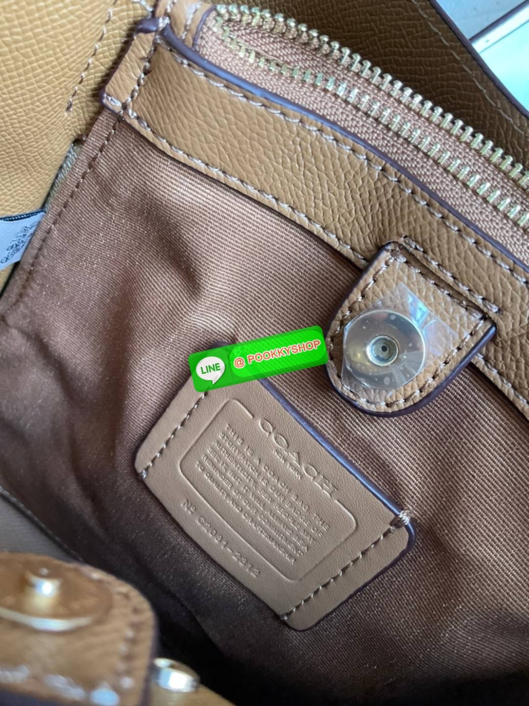 COACH SMALL TOWN BUCKET BAG IN SIGNATURE CANVAS รุ่น 2312 Collection บักเก็ตคลาสสิค รุ่นยอดนิยม กำลังมาแรงมากๆ กระเป๋าสะพายไหล่ และ Cross Body วัสดุหนังแคนวาสอย่างดี มาพร้อมสายสะพายสะพายไหล่ถอดออกไม่ได้ / สายสะพายยาว สายถอดออกได้ มี 3 ช่องใช้งาน