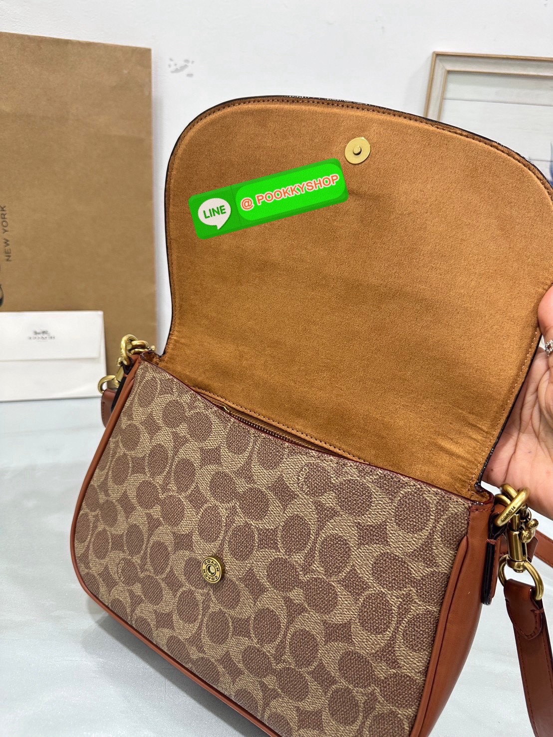 เรียบ หรู แต่ดูแพงแบบไม่ตั้งใจ Coach CU099 – Studio Shoulder Bag รุ่นฮิตสุดมินิมอล ตัว C เล็กหรูบนหนังสีคลาสิค ทรงสวยสะพายได้ทั้งถือไหล่และ crossbody ไม่ว่าจะใส่ลุคไหน… ก็เปลี่ยนเป็นลุคคุณหนูมีคลาสได้ในพริบตา