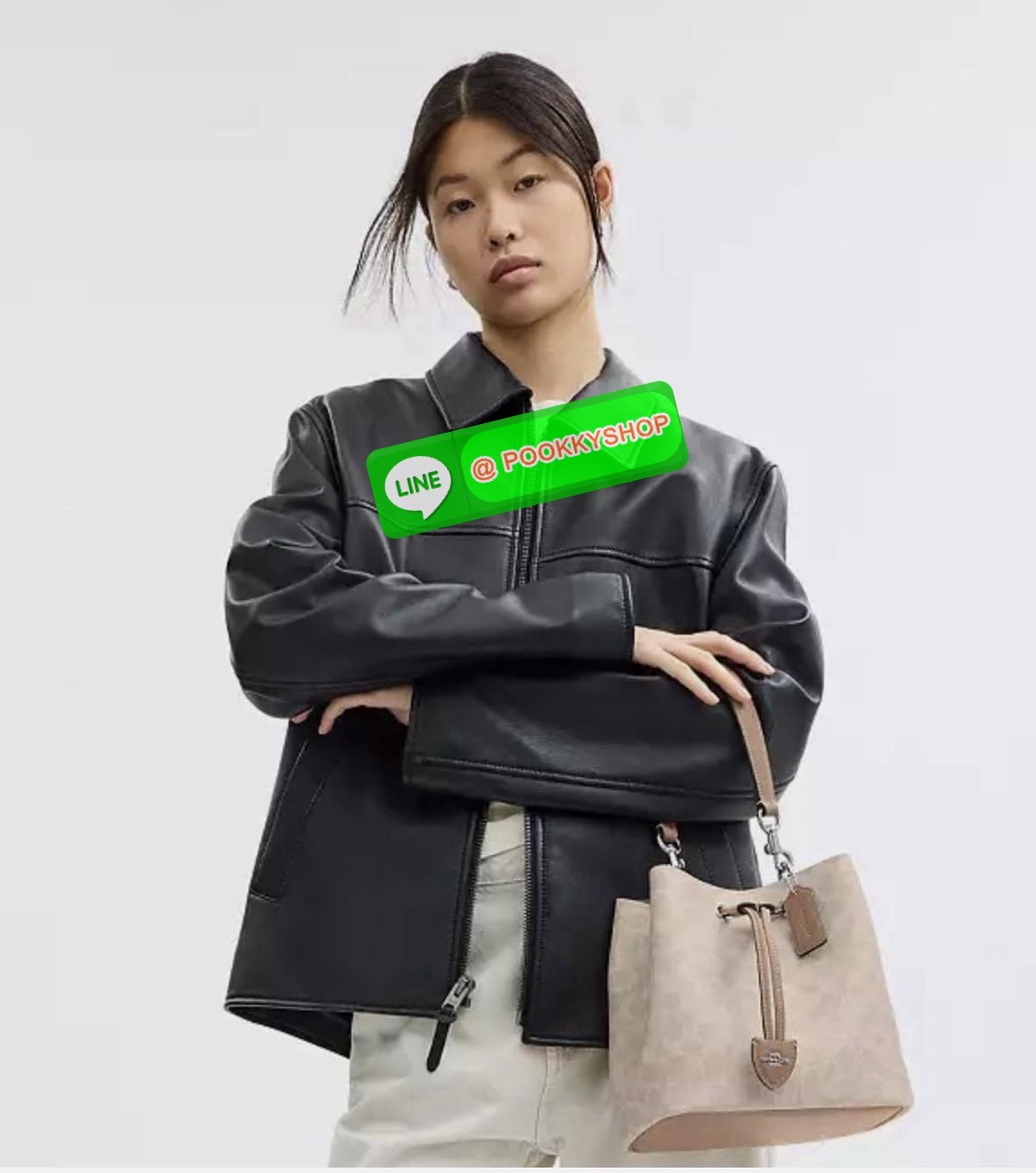 Coach Roan Bucket Bag Signature Canvas CBH07 กระเป๋าทรงบัคเก็ตใบเก๋ ดีไซน์คลาสสิก ลายซิกเนเจอร์สุดฮิต ใส่ได้ทุกโอกาส มาพร้อมสายสะพายปรับได้ ถอดได้ ใช้งานได้ทั้งสะพายไหล่ / crossbody / handheld