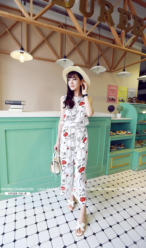 ชุด2 ชิ้น เสื้อแขนกุด+กางเกง ผ้าชีฟองเนื้อทรายพิมพ์ลายตามภาพ สีขาว