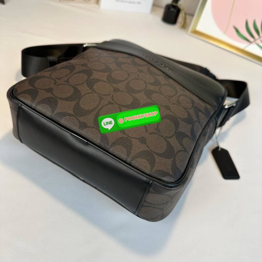 กระเป๋า Coach CHARCOAL/BLACK (COACH F54788) กระเป๋าสะพายซิกเนเจอร์เคลือบ PVC พร้อมขอบหนังปิดด้วยซิป ซับในผ้าด้านนอก: กระเป๋าแบบเปิดด้านหน้าหนึ่งช่องและกระเป๋าแบบเปิดด้านหลังหนึ่งช่อง ด้านในมีซิปและกระเป๋าเอนกประสงค์ สายปรับได้สำหรับสะพายไหล่หรือสะพายข้าง