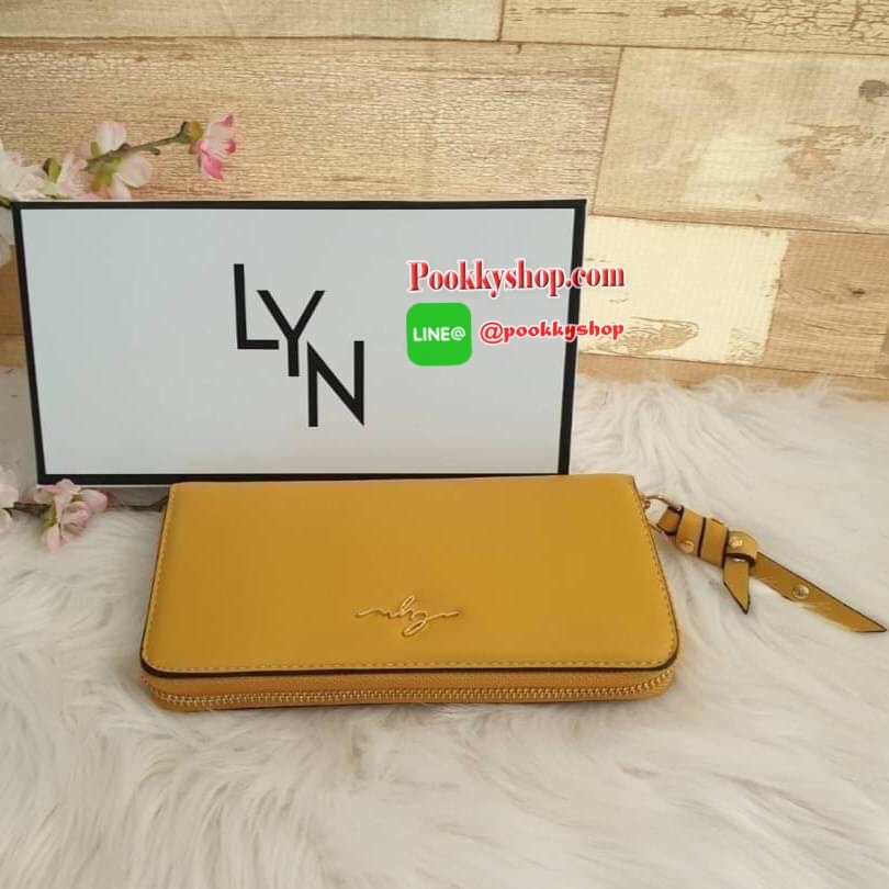 LYN long wallet ด้านหน้าติดโลโก้แบรนด์ สีสวยสดใส รุ่นนี้เรียบหรู ดูดี เปิดปิดด้วยซิบ ด้านในมีช่องใส่บัตร ช่องใส่แบงค์ และช่องกลางใส่เหรียญเป็นช่องซิป และยังมาพร้อมกับ ตัวจับซิปแต่งหมุด ดูดีมีราคาเชียว สวยเก๋ๆแบบนี้ต้องมีไว้เป็นเจ้าของนะเธอจ๋า