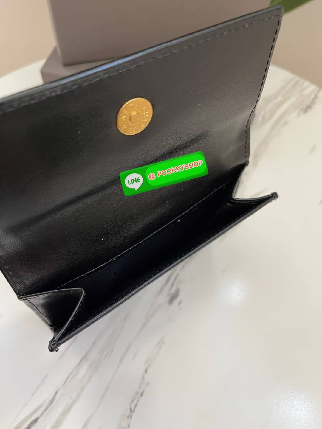 Snap Button Mini Short Wallet กระเป๋าเงินใบกลางหนังเรียบใบสวย จับถนัดมือ เปิดปิดแบบกระดุมแม่เหล็ก เป็นช่องใส่เหรียญ/บัตร และช่องใหญ่ใส่แบงค์เปิดปิดแบบกระดุม มีช่องใส่การ์ด 7 ช่อง และช่องใส่แบงค์ 2 ช่องใหญ่ ใส่แบงค์1000 แบบไม่พับได้เลยค่ะ แนะนำไปใช้กับกระเ