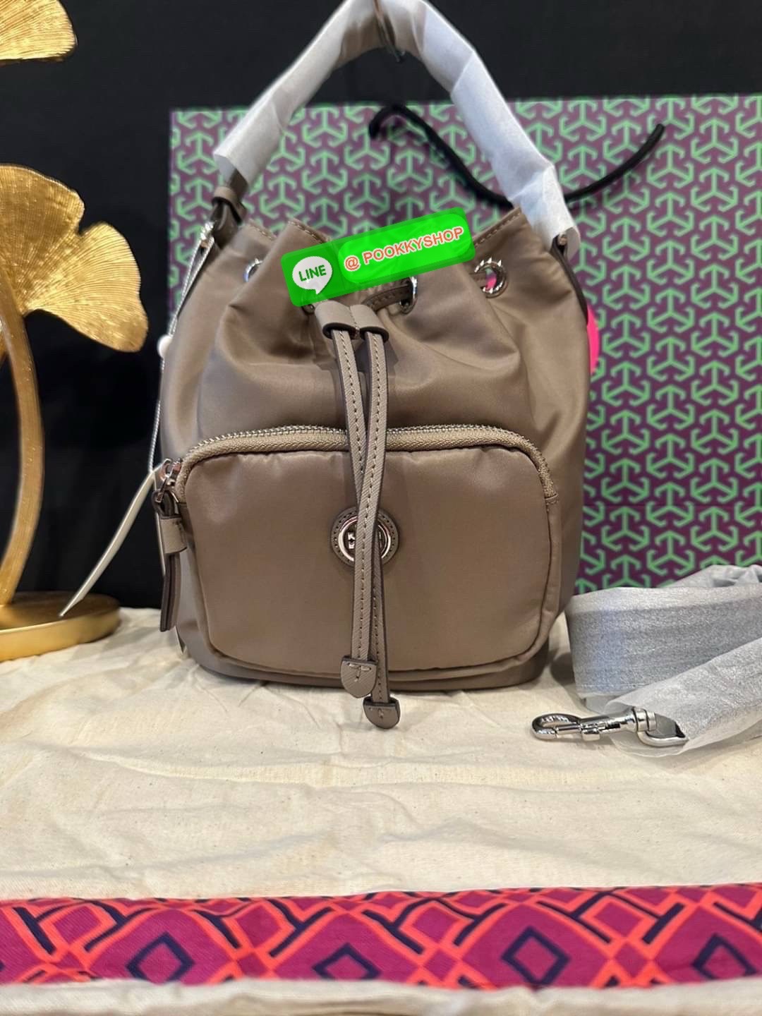 “🖤 Tory Burch Logo-Plaque Bucket Bag – ดีไซน์เรียบเท่ ถือได้ สะพายได้ ครบทั้งความจุและความชิค ✨ วัสดุ ไนลอน แต่งหนัง เบา จุของดี เหมาะกับวันทำงาน หรือวันสบาย ๆ ขนาด 8.5 นิ้ว | สภาพ ใหม่ 100% พร้อมส่ง
