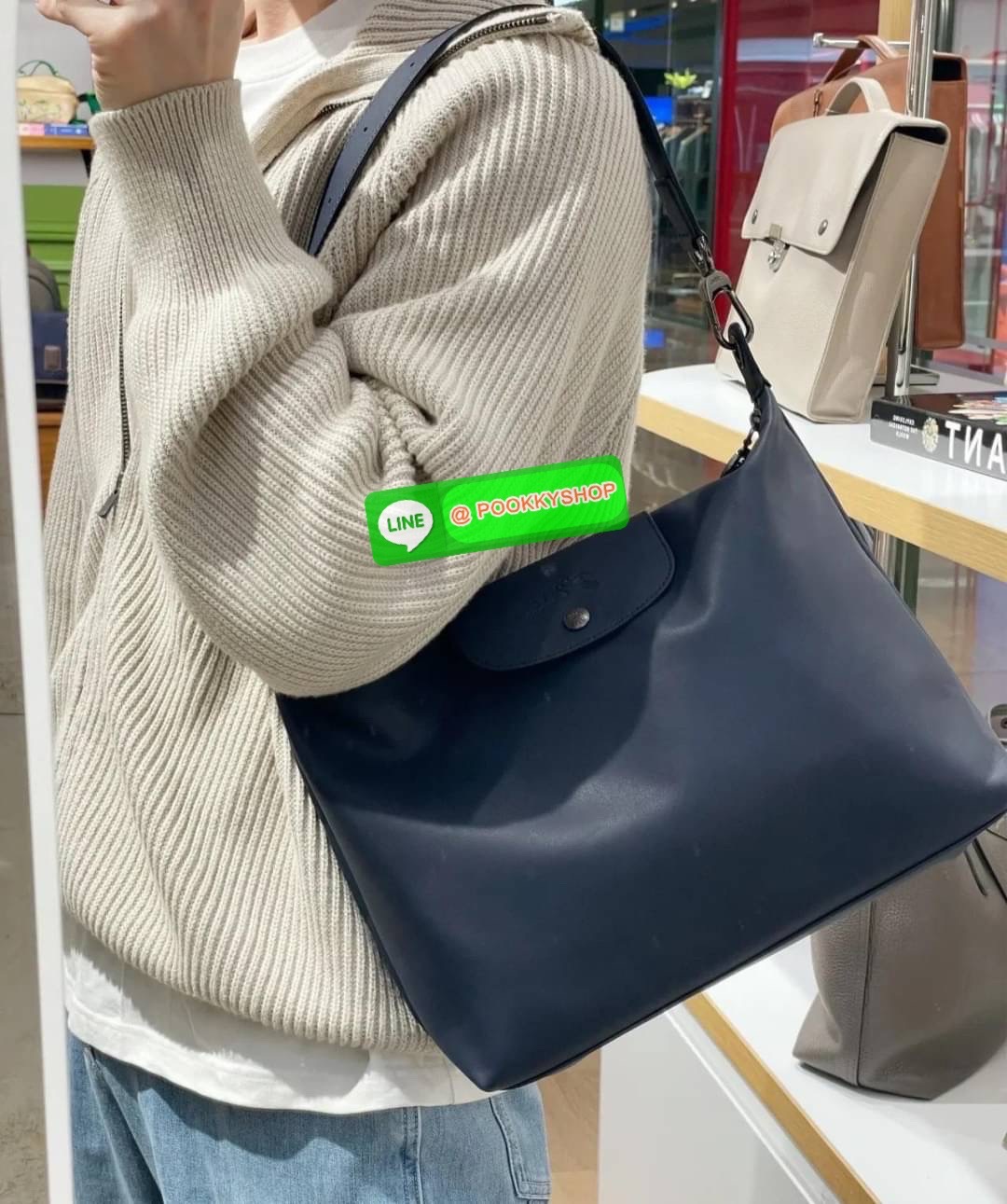 LONGCHAM LE PLIAGE XTRA Hobo bag M กระเป๋าสะพายไหล่ HOBO ออกแบบเพื่อให้ดูเรียบหรูหรา มีความสง่า รูปทรงเก๋ไก๋ วัสดุหนังแกะนิ่มมือ สายสะพายไหล่ปรับระดับได้และถอดออกถือได้ เปิด- ปิด ด้วย ซิป ภายใน ช่องโล่งกว้าง มีช่องซิปแยก ใบใหญ่สามารถใส่ของได้เยอะคะ