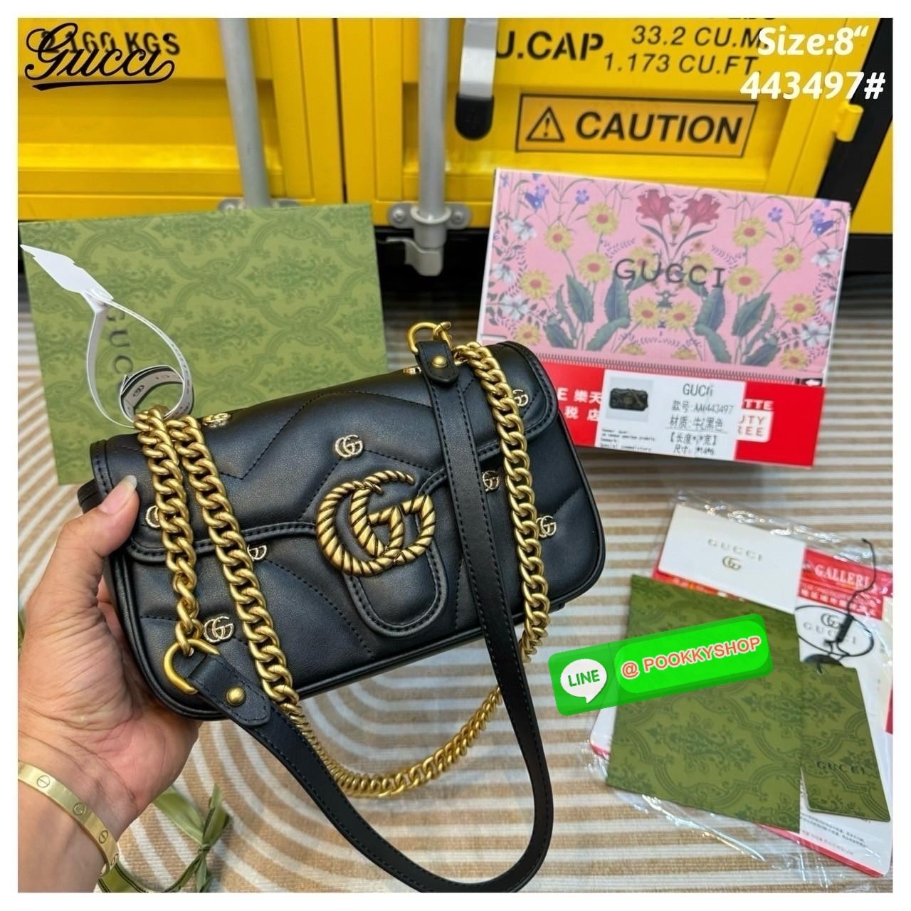 GUCCI GG Marmont Shoulder Bag with monogram-plaque กระเป๋าสะพายรุ่นคลาสสิค ดีไซน์ใหม่ ตกแต่งโลโก้ GG เต็มใบ เพิ่มความลูกคุณลักชูไปอีก สีสวยขับผิว ดูแพง อัพลุคได้สบายๆ เป็นไอเท็มที่ใช้เป็น everyday bag ได้เลย ใบนี้ต้องแนะนำเลยจ้า