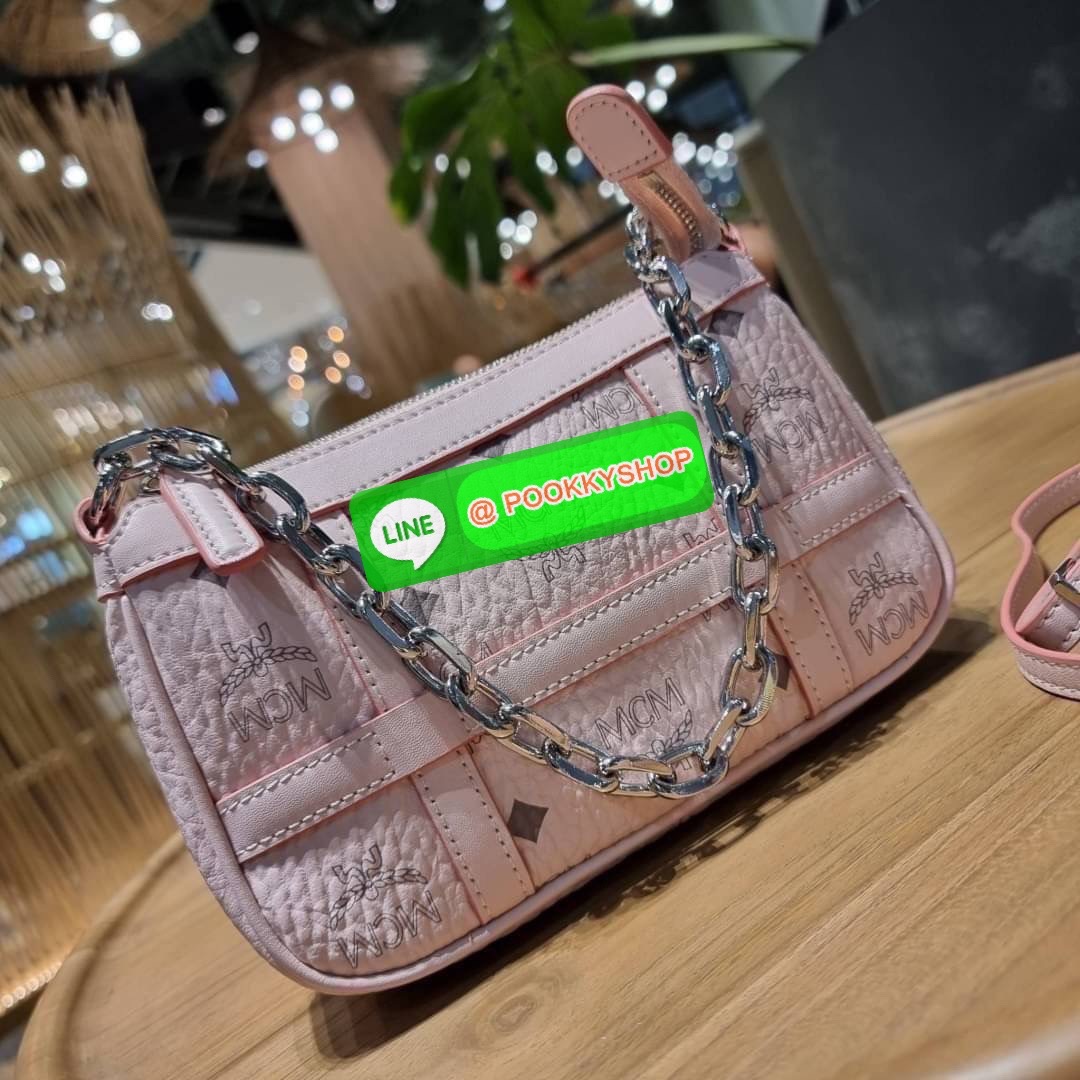 MCM MINI DELMY SHOULDER BAG จัดหนักจัดเต็ม!! ที่สุดของรุ่นที่ฮอตหนักมาก คอลเลคชั่นที่ยอดขายดีตั้งแต่วันแรกที่ลง shop ด้วยรูปทรงที่กะทัดรัด ตอบโจทย์ได้ทุกลุค ทุกไลฟ์สไตล์ ใช้งานได้ง่ายคล่องตัว กระเป๋าสะพายทรงพอช ที่มาพร้อมสายโซ่คล้องด้านหน้า และสายหนังครอส