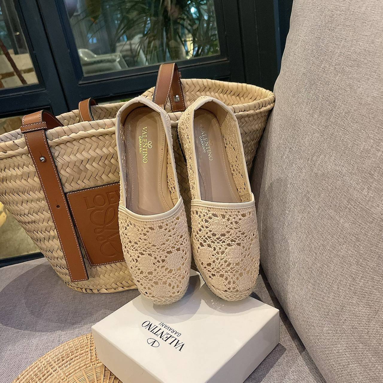 พร้อมส่ง ปังกว่านี้ ไม่มีอีกแล้ว ห้ามพลาดทุกประการสำหรับรุ่นนี้ ลูกไม้ Valentino ตัวใหม่ล่าสุด เพิ่งขายที่เรา ที่แรก ร้านอื่นไม่มีนะค่ะ บอกเลย หนังนิ่มสุด ใส่สบาย ทรงสวยมากกกก