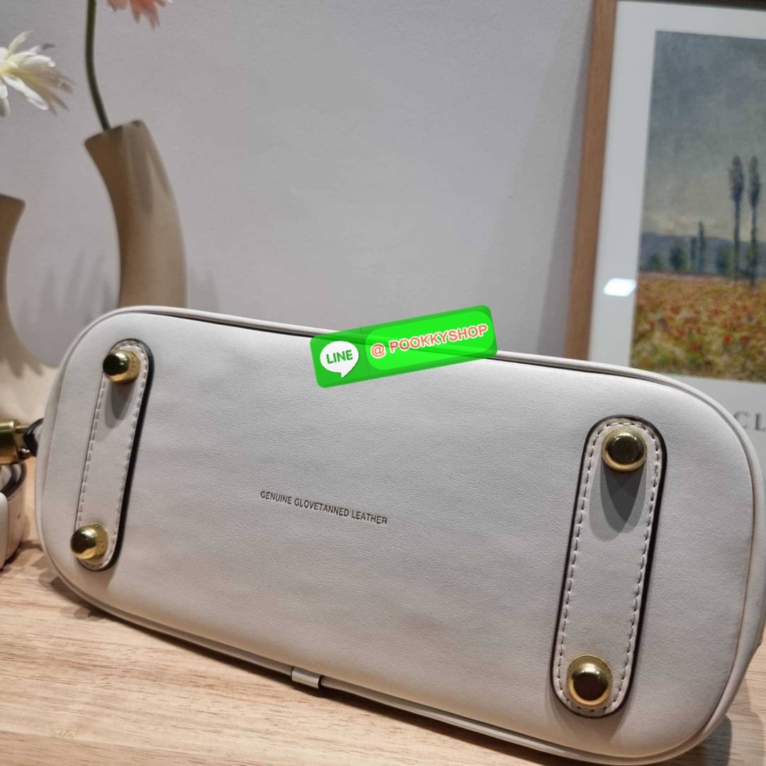 COACH CC411 REVEL BAG ใหม่ล่าสุด พร้อมสวยก่อนใคร กับกระเป๋าทรงโดมรุ่นใหม่ ที่สาวๆอดใจไม่ไหวแน่นอน สวยครบเครื่อง เกินต้านที่สุด รูปทรงคลาสสิค วัสดุหนังแท้เต็มใบ มือจับในตัว เลิศๆกับกุญแจที่ล็อคกันขโมยได้ เปิด-ปิดด้วยซิป ภายในโล่งกว้าง มีสายสะพายครอสบอดี้มา
