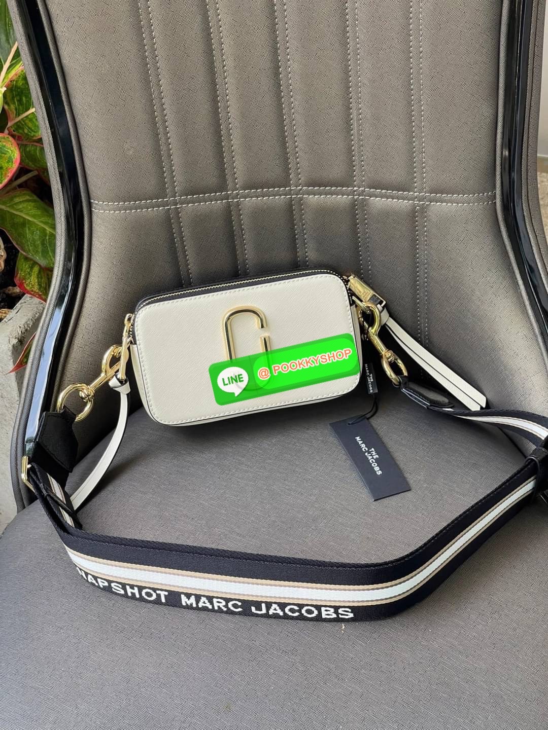 💕 Marc Jacobs Snapshot Bag กระเป๋าแบรนด์ดังจากสัญชาติอเมริกัน นับได้ว่ารุ่นนี้เป็นรุ่นทรงฮิตของ marc jacobs เลยทีเดียว โดยด้านหน้ากระเป๋าจะเป็นโลโก้แบบโลหะที่เป็นสัญลักษณ์ของแบรนด์นี้ มาพร้อมสายสะพายที่จะสะพายยังไงก็ดูโดดเด่น เพราะขนาดใหญ่ที่สกรีน