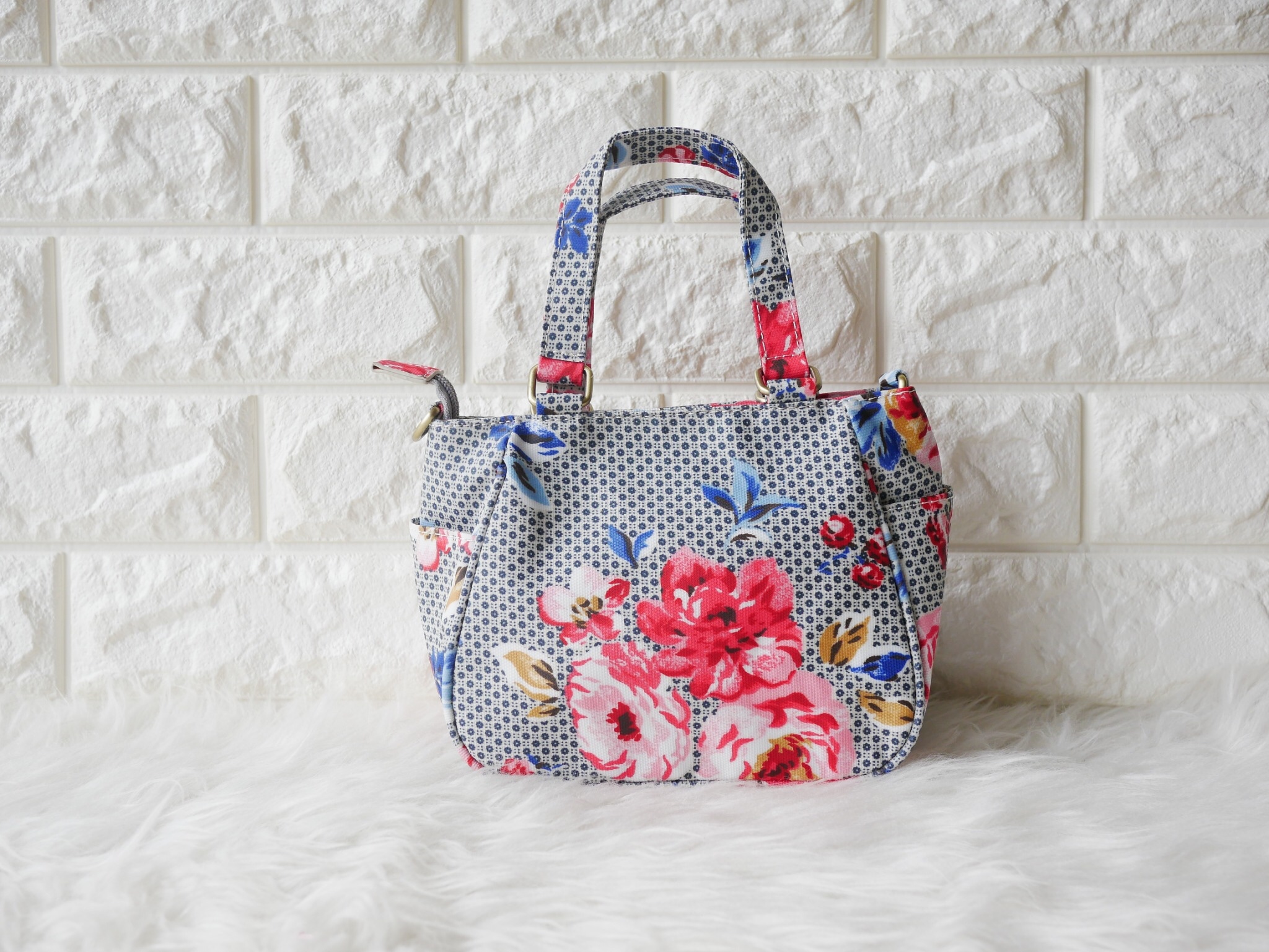 กลับมาทวงบังลังก์ความน่ารัก (cute) น้องเป๋าใบนี้ชื่อว่า (crown)SW 2660-1(crown) ขอมอบมงความคิ้วท์ให้ไปเลย ขนาดกำลังกะทัดรัด 16 x 18 x 9 ซม. (incoming call) ใส่มือถือได้ (wallet) ใส่กระเป๋าตังค์ได้ ใช้ออกงาน (romantic date) ใช้ออกเดท น้องน่ารักน่ารักจริงๆ