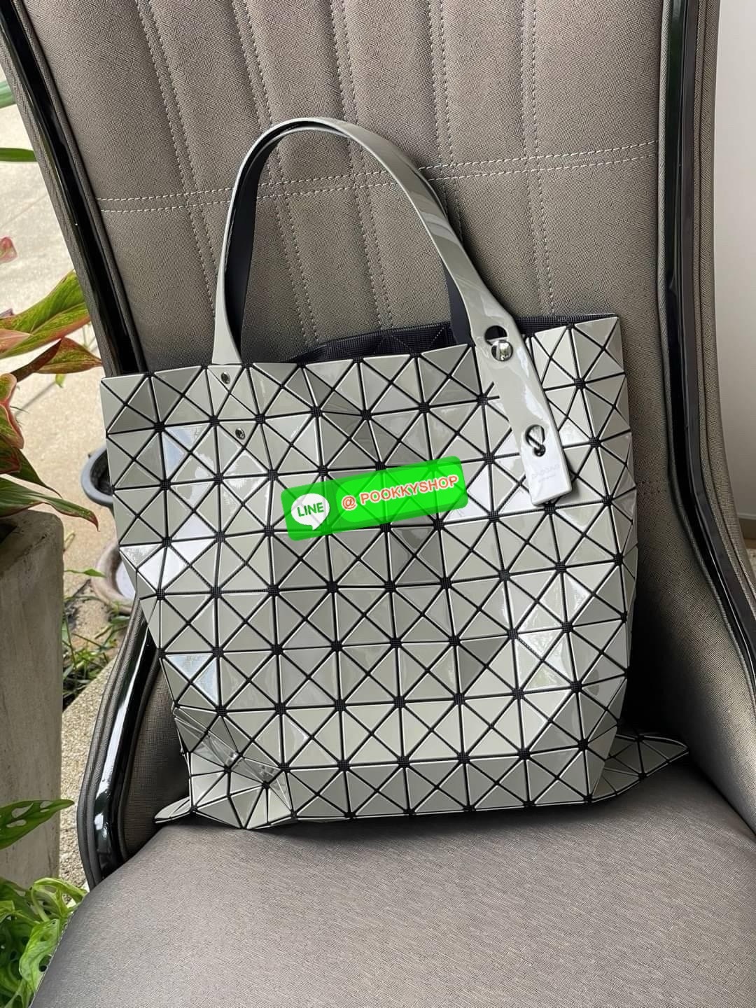 Baobao Issey Miyake Prism Frost ToTe Bag ซีรีส์ที่มีความแวววาวนุ่มนวลและมีลวดลายคล้ายเกรนของผ้าเพื่อสร้างลุคที่มีเท็กซ์เจอร์ กระเป๋าโท้ตที่มีให้เลือกอย่างหลากสี มีกระเป๋าซิปด้านในที่สามารถเก็บของมีค่าได้อย่างปลอดภัย เช่น บัตรโดยสารประจำและกุญแจ กระเป๋าโท้