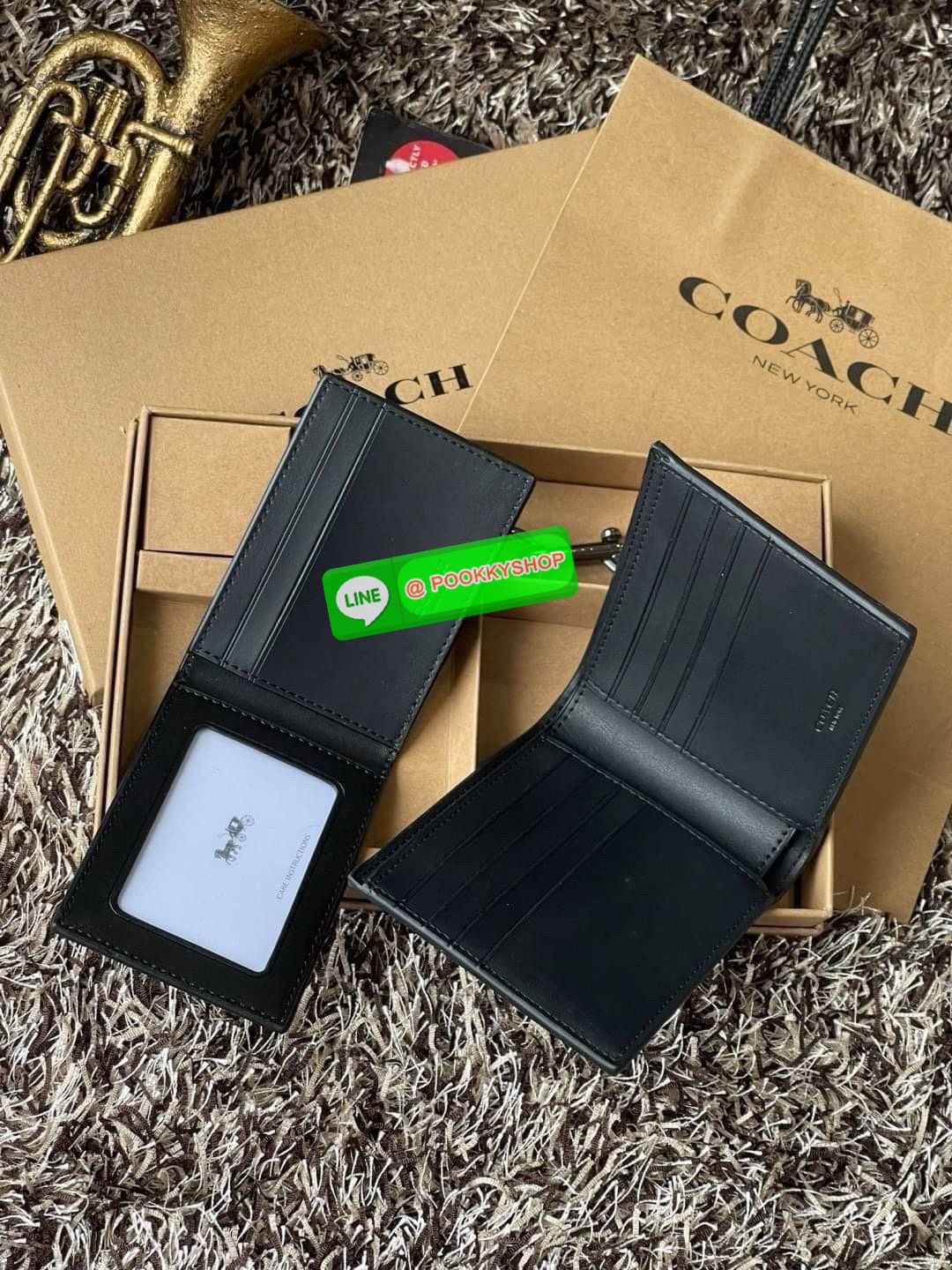 COACH BOXED 3-IN-1 WALLET GIFT SET IN SIGNATURE ชุดเซ็ทกระเป๋าสตางค์และพวงกุญแจจาก Coach กระเป๋าสตางค์หนังแคนวาสพิมพ์ลายทั้งใบ โดดเด่นด้วยดีไซน์เรียบหรู ร่วมสมัย และมีเอกลักษณ์เฉพาะตัว ด้านในประกอบด้วยช่องใส่ธนบัตร 2 ช่อง ช่องใส่บัตร 8 ช่อง และช่องว่างด้า