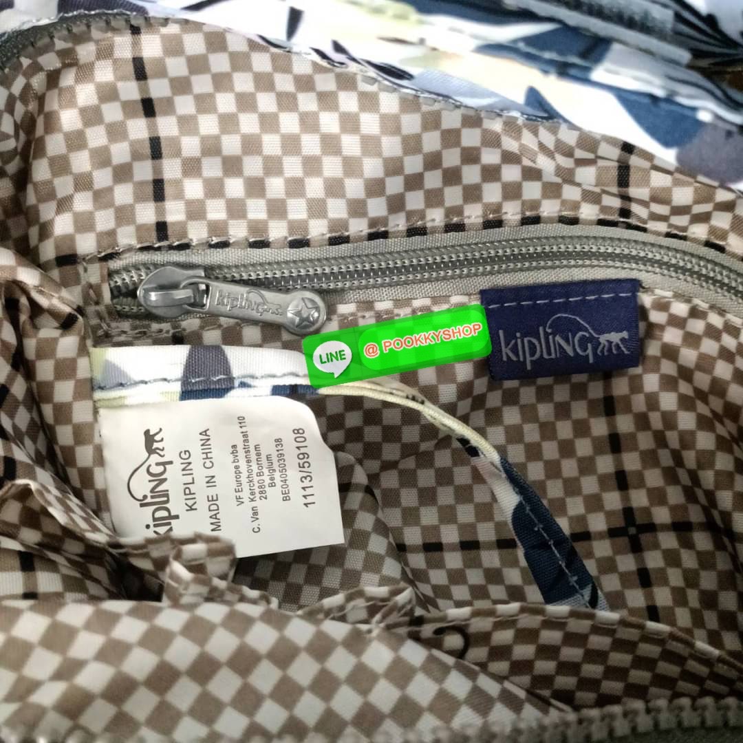KIPLING ELISE HANDBAG กระเป๋าถือและสะพายไหล่ วัสดุ Nylon +Polyester ขนาดกำลังพอดี จุของได้มาก มีหูจับสองสาย ถือสะดวก น้ำหนักเบา มีช่องซิป ด้านหน้า ช่อง กระเป๋าหลักเปิด-ปิดด้วยซิป มี3 ช่องว่างใส่ของได้จุมากๆ ใส่มือถือได้ กระเป๋าสตางค์ใบยาว และ เครื่องสำอาง