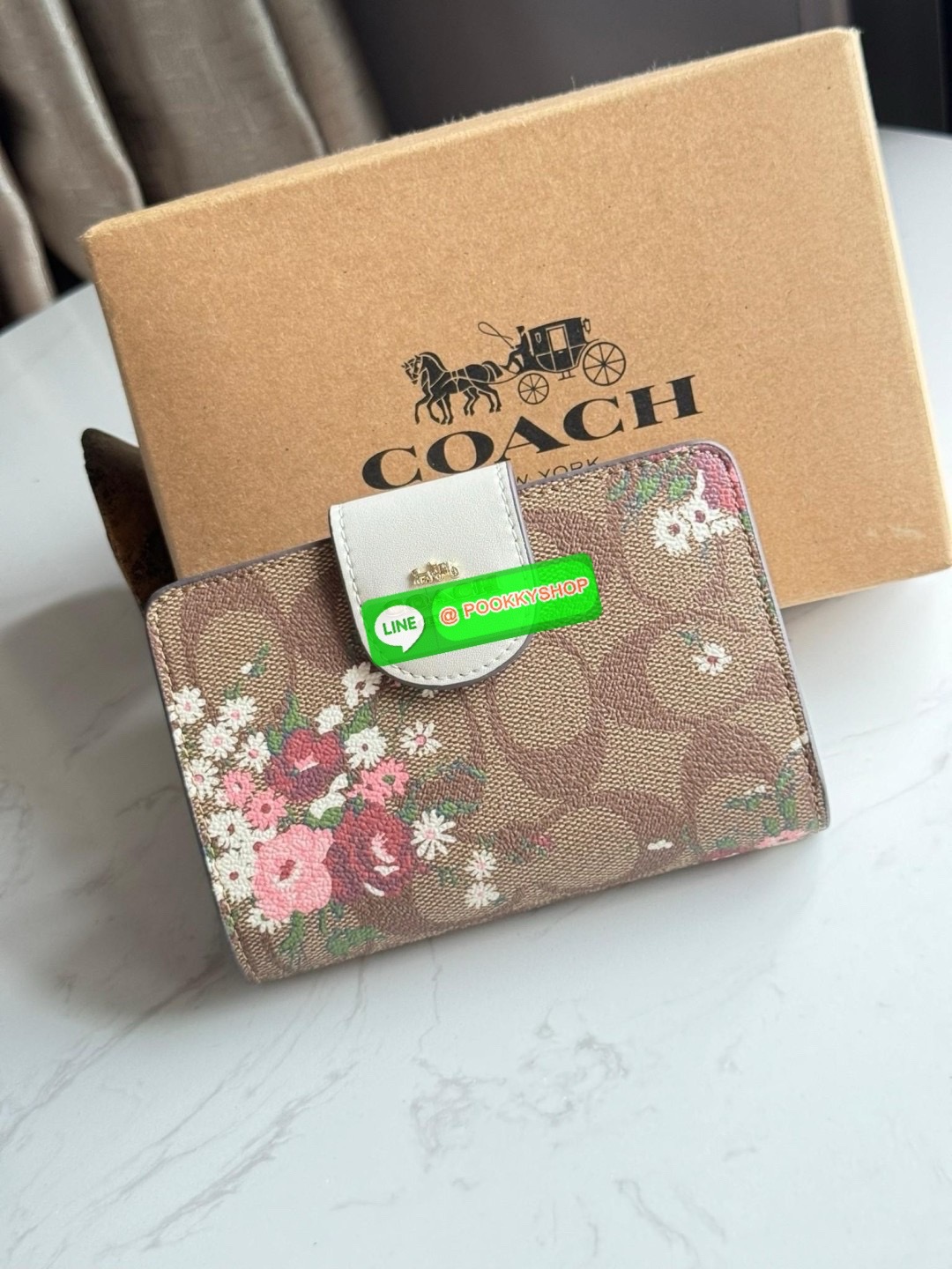 COACH MEDIUM CORNER ZIP WALLET IN SIGNATURE CANVAS กระเป๋าสตางค์ขนาดกลางที่ถือว่าเป็นไอเทม Must Have ของทุกเพศทุกวัยที่ต้องพกติดตัวไว้ตลอดเวลา เพราะนอกจากจะช่วยจัดเก็บเงิน บัตรประชาชน บัตรเครดิตและต่าง ๆ ให้เป็นระเบียบเรียบร้อยยังต้องคำนึงถึงประโยชน์ใช้สอ
