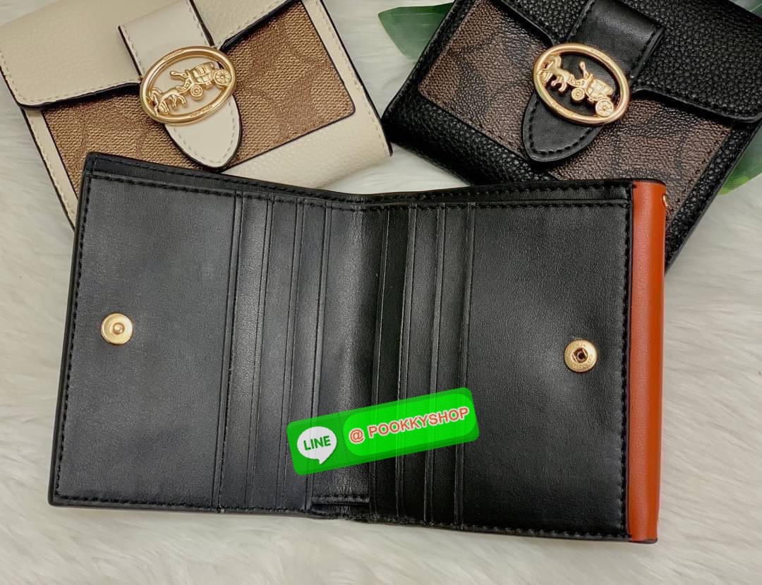 COACHGEORGIE SMALL WALLET IN SIGNATURE ((6791//7250) พร้อมส่ง!! กระเป๋าเงินใบสั้น หนังแท้ชั้นดีค่ะ! 🌈ด้านหน้าสวยหรูด้วยอะไหล่โลโก้แบรนด์ พร้อมเป็นช่องกระดุมสำหรับใส่เหรียญและช่องเสียบบัตรหนึ่งช่องนะคะ
