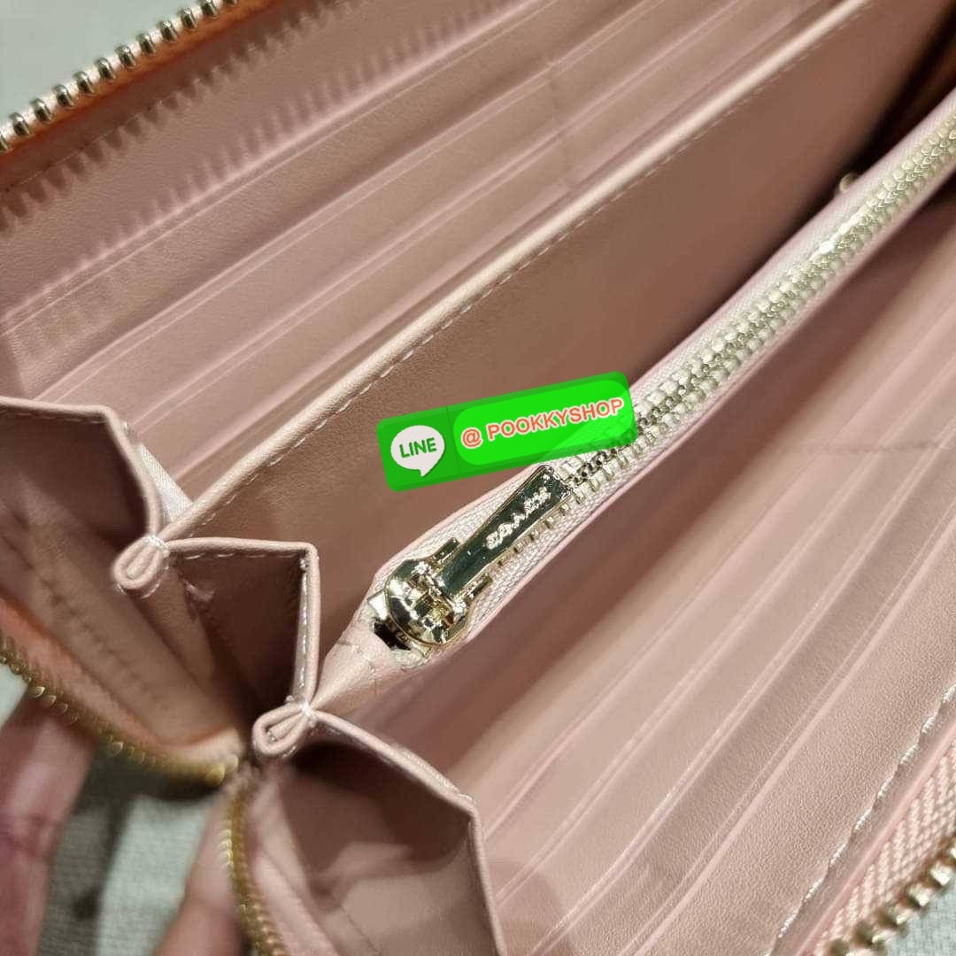 COACH C8695 LONG ZIP AROUND WALLET IN SIGNATURE CANVAS WITH MYSTICAL FLORAL PRINT พร้อมเสิร์ฟความหรู กับคอลใหม่ล่าสุด กระเป๋าสตางค์ใบยาวกึ่งคล้องมือ มาในดีไซน์ผู้ดี เรียบหรู ถือใช้แล้วขับผิวมาก ลวดลายดอกไม้คละเคล้าสวยงาม วัสดุหนังแคนวาสเคลือบลาย มาพร้อมสา