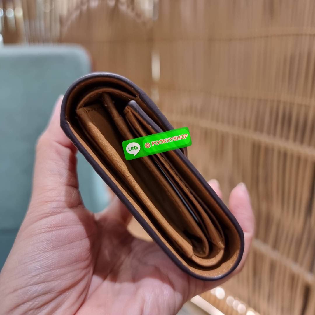 MCM PATRICIA THREE-FOLD WALLET IN VISETOS ดีไซน์ใหม่ กระเป๋าสตางค์ใบเล็ก รุ่นฝาพับ unisex ใช้ได้ทั้งหนุ่มๆและสาวๆน้า ใช้งานง่าย ด้วยกระดุมโลโก้ พกพาง่าย วัสดุหนังแคนวาสคุณภาพดี ภายในเป็นหนังแท้ นิ่ม สวย ใส่บัตรได้เยอะ ใส่ธนบัตรได้ทุกชนิด👍👍