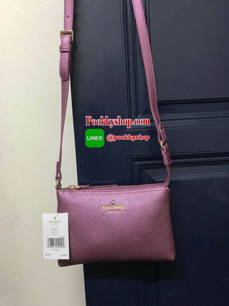 KATE SPADE MINI CROSSBODY BAG กระเป๋าสะพายข้างทรงครอสบอดี้ขนาดมินิ วัสดุหนังPu เปิดปิดด้วยซิปเดียวด้านบน ภายในสกรีนโลโก้แบรนด์ ในช่องใหญ่ยังมี1ช่องซิปเล็ก สามารถใส่ไอโฟนได้ กระเป๋าสตางค์สั้น และของจุกจิก มีความยาวสาย 109cm ปรับความยาวได้ ด้านหน้าปั้มโลโก้