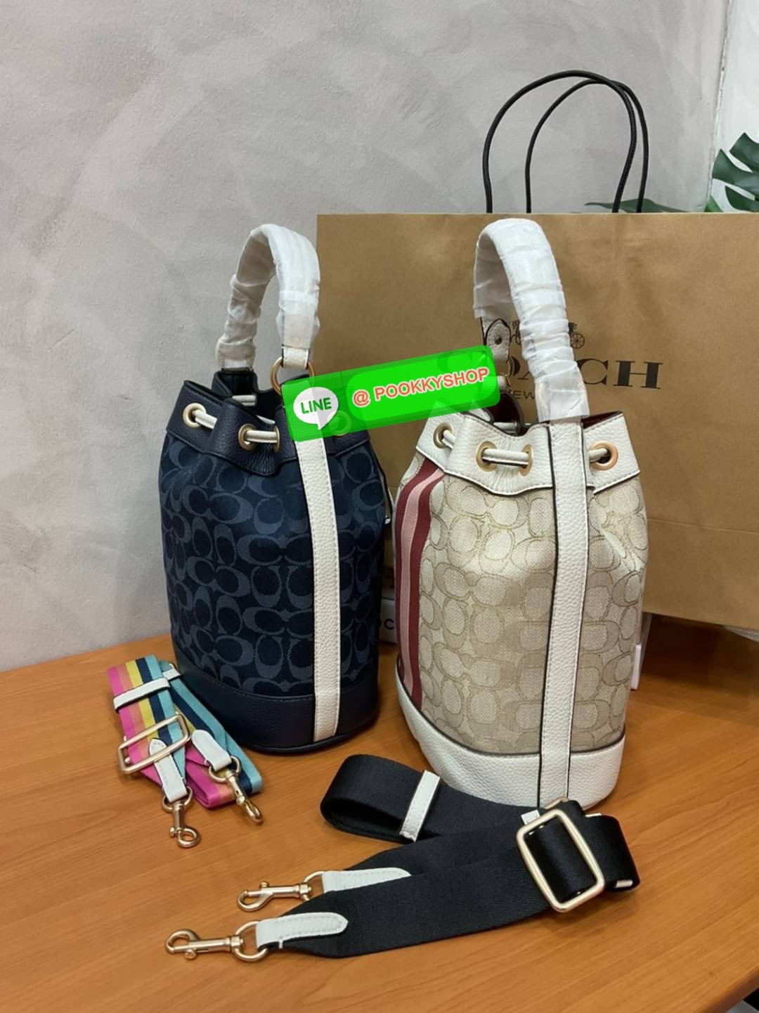 New arrival! 🌈น้องใหม่ล่าสุด สวยหรู ดูดีมากๆค่ะ! COACH DEMPSEY DRAWSTRING BUCKET BAG ((C4100//C4102)) พร้อมส่งที่ไทยค่ะ! กระเป๋าทรงขนมจีบ หนังแท้นิ่มสวยมากๆค่ะ จุดเด่นด้านหน้าปั้มโลโก้แบรนด์ ปากกระเป๋าแบบหูรูดใช้งานง่าย ภายในสามารถใส่ของจำเป็นในชี