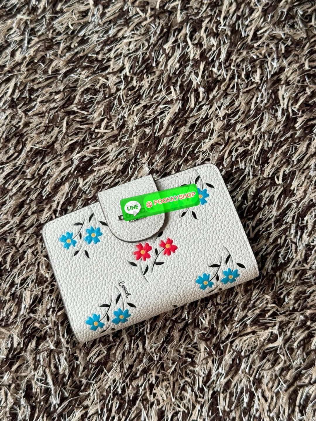 COACH MEDIUM CORNER ZIP WALLET IN SIGNATURE CANVAS กระเป๋าสตางค์ขนาดกลางที่ถือว่าเป็นไอเทม Must Have ของทุกเพศทุกวัยที่ต้องพกติดตัวไว้ตลอดเวลา เพราะนอกจากจะช่วยจัดเก็บเงิน บัตรประชาชน บัตรเครดิตและต่าง ๆ ให้เป็นระเบียบเรียบร้อยยังต้องคำนึงถึงประโยชน์ใช้สอ