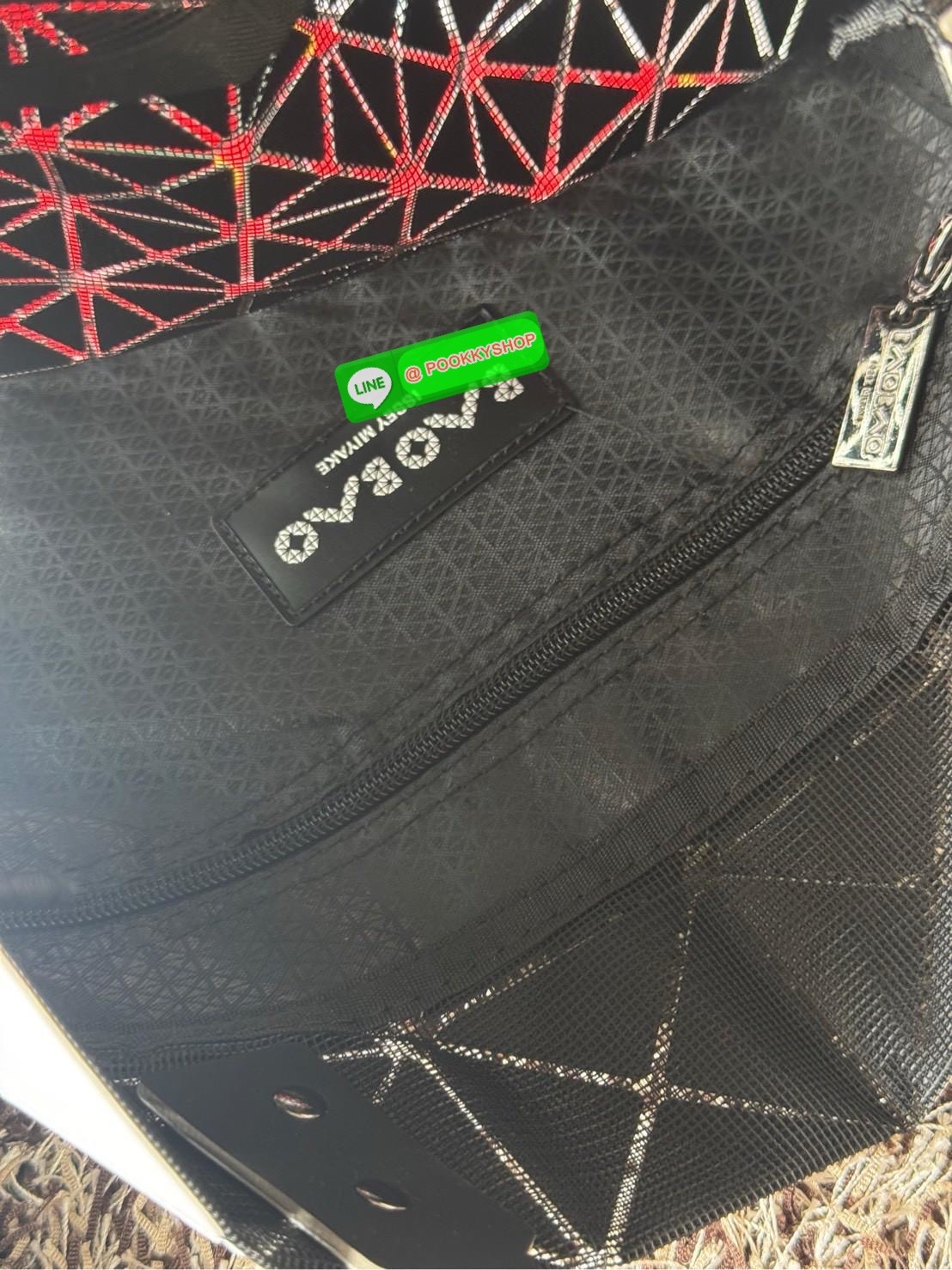 Baobao issey miyake Fruit กระเป๋าโท้ทซีรีย์รุ่นนี้มีลวดลายผลไม้น่ารัก ชิ้นส่วนตรงกลางถูกแทนที่ด้วยชิ้นส่วนต่างๆ ทําให้เกิดลวดลายดูมีมิติ เป็นขนาดที่เหมาะกับเอกสาร A4 และแล็ปท็อปขนาด 13 นิ้ว นอกจากนี้ยังมีกระเป๋าซิปด้านในที่สะดวกสําหรับจัดเก็บสิ่งของมีค่า