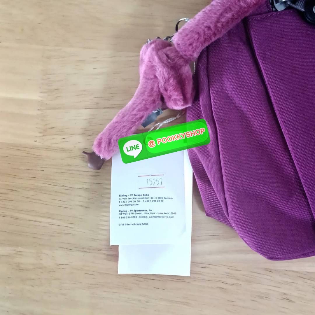 KIPLING ELISE HANDBAG กระเป๋าถือและสะพายไหล่ วัสดุ Nylon +Polyester ขนาดกำลังพอดี จุของได้มาก มีหูจับสองสาย ถือสะดวก น้ำหนักเบา มีช่องซิป ด้านหน้า ช่อง กระเป๋าหลักเปิด-ปิดด้วยซิป มี3 ช่องว่างใส่ของได้จุมากๆ ใส่มือถือได้ กระเป๋าสตางค์ใบยาว และ เครื่องสำอาง