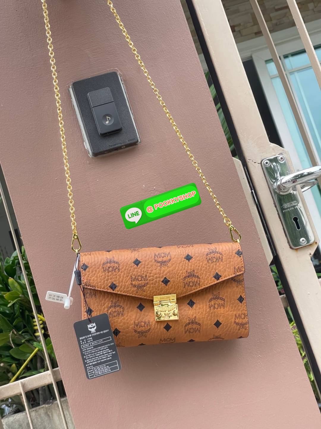 MCM Millie Flap Crossbody In Visetos ในฐานะตำนานที่ยังคงอยู่ กระเป๋าจากคอลเล็กชั่น Millie นี้ มีเรื่องราวของ MCM แทรกซึมอยู่ในทุกองค์ประกอบ กระเป๋าใช้งานแบบCrossbody โดยฝาปิดกระเป๋าตัดเย็บจากผ้าใบเคลือบผิวพิมพ์ลาย Visetos (Visetos Canvas) ถือเป็นไอเทมในฝั