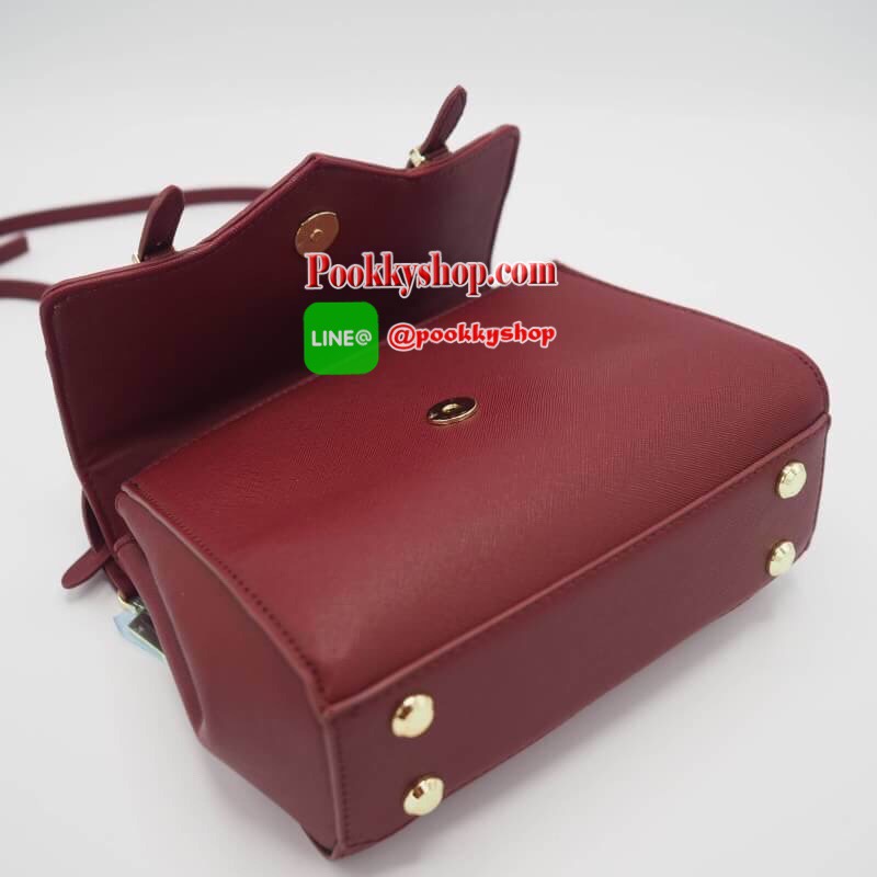 LYN MAXINE XS BAG กระเป๋าถือทรงสวย อยู่ทรงแข็ง ฝากระเป๋าเปิด-ปิดด้วยกระดุมแม่เหล็ก อะไหล่ปั๊มโลโกแบรนด์ ภายในมี 1 ช่องโล่ง ช่องเล็ก 1 ช่องและช่องซิปเล็ก มีหูหิ้วคล้องแขนสะดวก มาพร้อมสายยาวปรับได้ ถอดได้ ใส่ipad mini ได้ จุของได้เยอะ สะพายไปเรียน ทำงาน ดูด