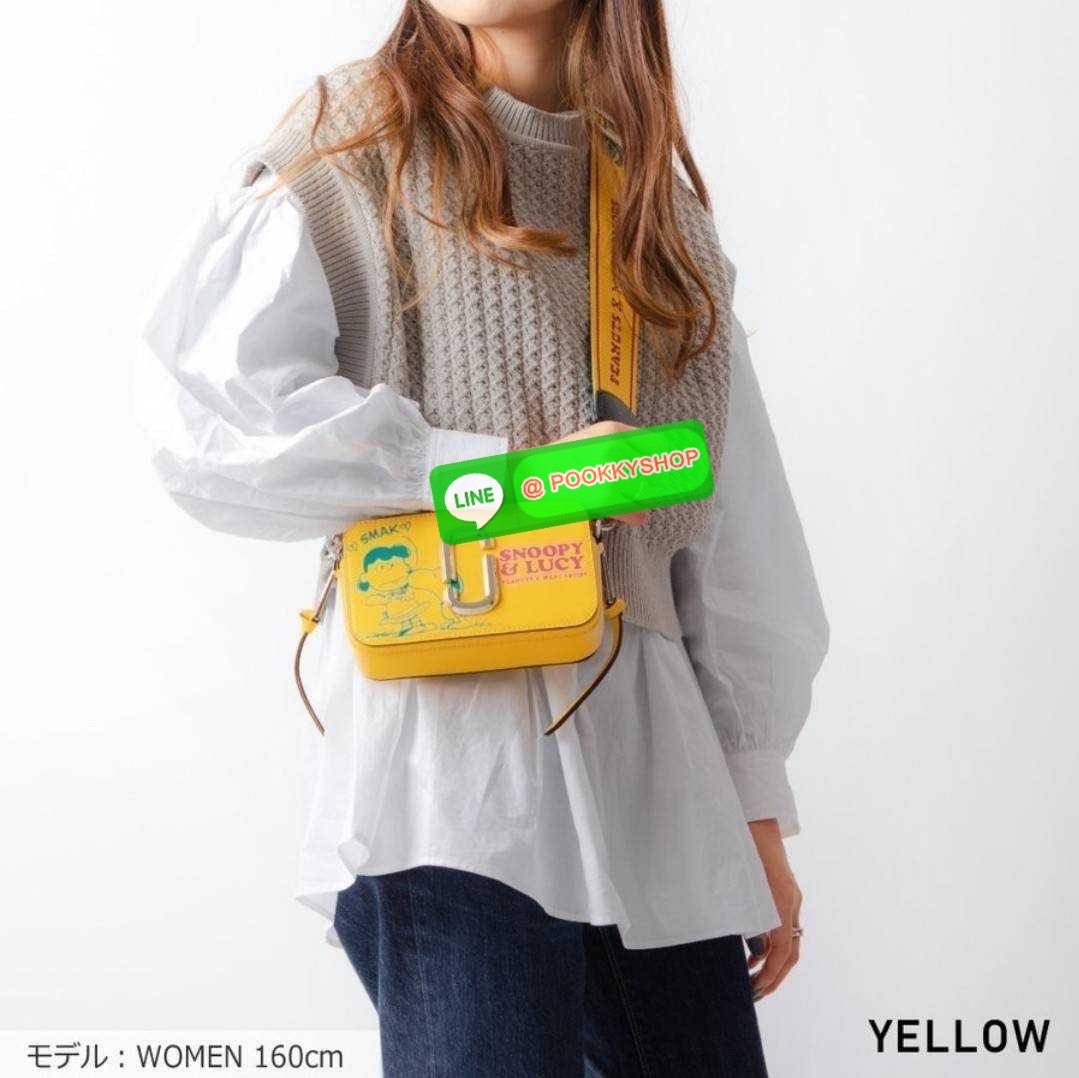 PEANUTS × MARC JACOBS THE SNAPSHOT CROSSBODY BAG คอลเลคชั่นแสนคิวท์ ที่ยกขบวนเหล่าซุปตาร์การ์ตูนมาให้แบบจัดเต็ม กับไอเท็มยอดฮิตที่โดดเด่นเป็นเอกลักษณ์ กระเป๋าสะพายข้างสุดปัง ดีไซน์ลายพรินท์แก๊งค์การ์ตูนสุดฮอต เรียกได้ว่าไม่ซ้ำใคร!! วัสดุหนังวัว สวยอยู่ทรง