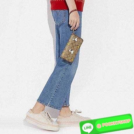 COACH CE705 COACH × PEANUTS LONG ZIP AROUND WALLET IN SIGNATURE CANVAS WITH SNOOPY WOODSTOCK PRINT ใหม่ล่าสุด กับกระเป๋าสตางค์ใบยาวกึ่งคล้องมือ สวยดูแพง ดีไซน์เหล่าการ์ตูนยอดฮิต คลาสสิคไม่มีเอาท์ วัสดุหนังแคนวาสเคลือบผิว ดูแลรักษาง่าย มาพร้อมสายคล้องมือ ถ