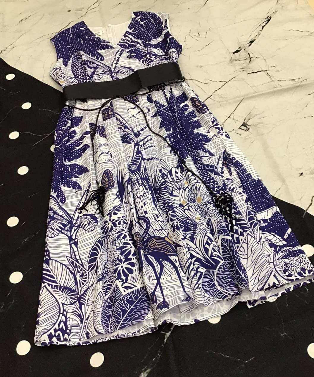 NEW ARRIVAL KOREA DESIGN BY WONDER DRESS เดรสทรงเจ้าหญิงเนื้อผ้าโพลีเอสเตอร์อย่างดี เนื้อนิ่มสวมใส่สบาย โดดเด่นด้วยลวดลายสีกรมที่พิมพ์บนผืนผ้า แต่งดีเทจจับจีบรอบตัวทรงสวยมากคะ ซิปซ่อนด้านหลังสวมใส่สบาย งานมีซับในอย่างดีทั้งตัว รุ่นนี้มีเข็มขัดใหญ่สีดำมาให