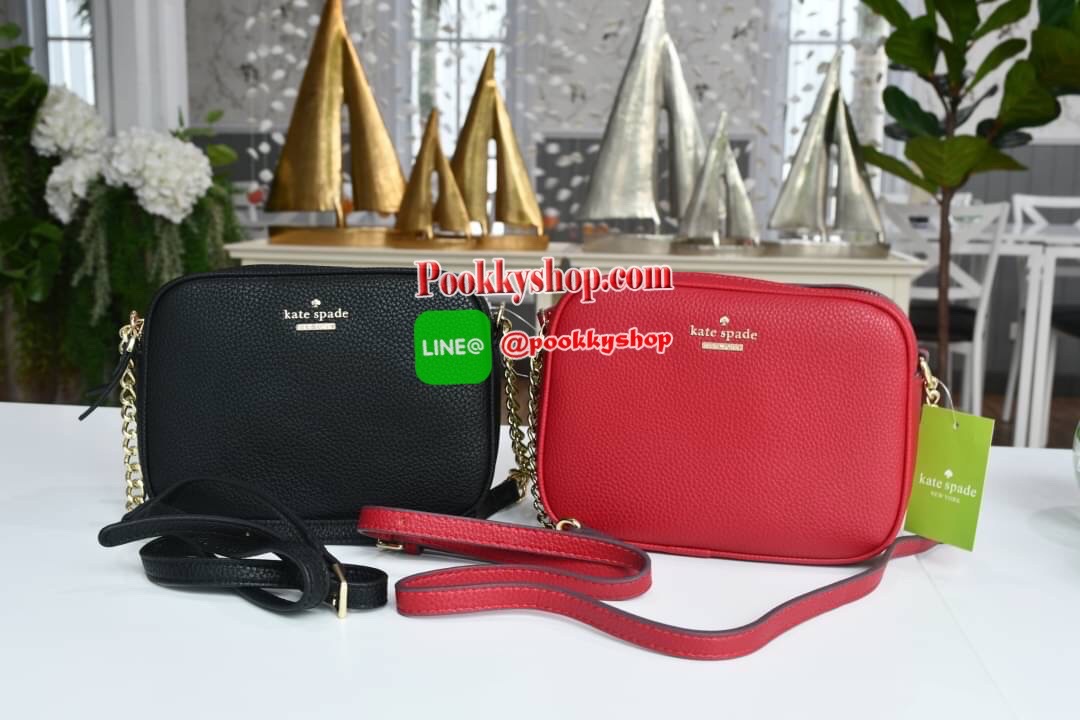 Kate spade New York mini shoulder bag กระเป๋าถือหรือสะพายหนังนิ่ม สวยอยู่ทรง ด้านหน้าประดับโลโก้แบรนด์ อะไหล่ทองหรูหรา น้ำหนักเบา ภายนอก มี2ช่องซิป แยกเป็นสัดส่วน ภายในมีช่องซิป 1 ช่อง และช่องใส่ของจุกจิก 1ช่อง จุของได้เยอะ สายสะพายปรับระดับได้ สะพายข้างห