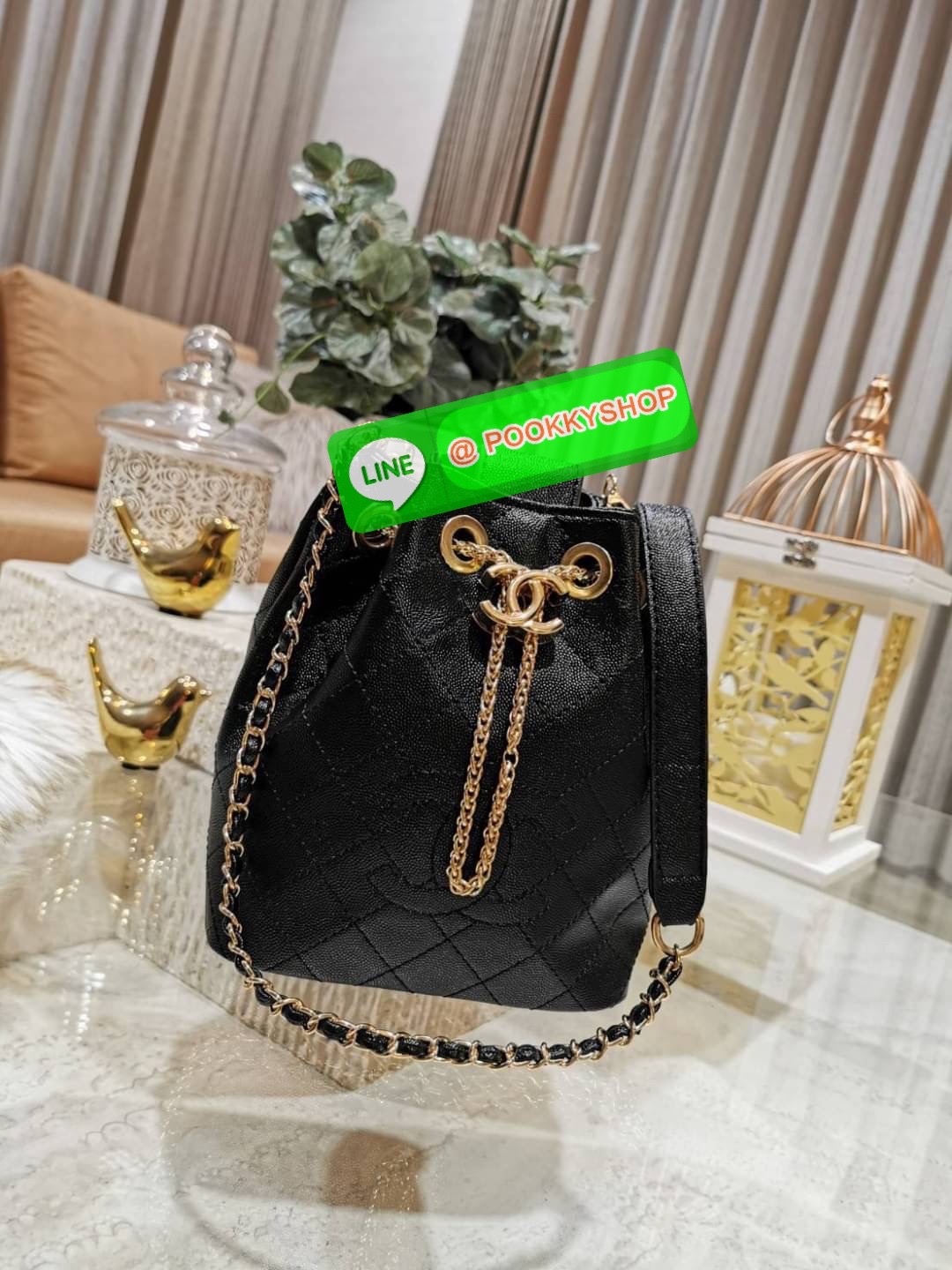ห้ามพลาด! New! Chanel Bucket Bag With Chain VIP Gift With Purchase (GWP) Limited พรีเมี่ยมกิ๊ฟ Chanel Perfume Counter วัสดุหนังคาเวียร์ลายตารางเปิดปิดแบบ Drawstring และแถบหนังคาดกลางประดับอะไหล่แบรนด์สีทองภายในโล่งกว้างใส่มือถือ iphone ของจุกจิกได้เยอะ มา