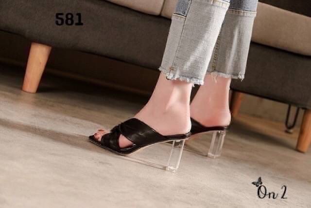 รองเท้าส้นสูง ส้นแก้วดีไซน์หน้าไขว้หนังนิ่มพื้นช่วงหน้าหัวตัดใส่แล้วช่วยให้เท้าดูขาวเรียวสวย มา 2 สีค่ะ