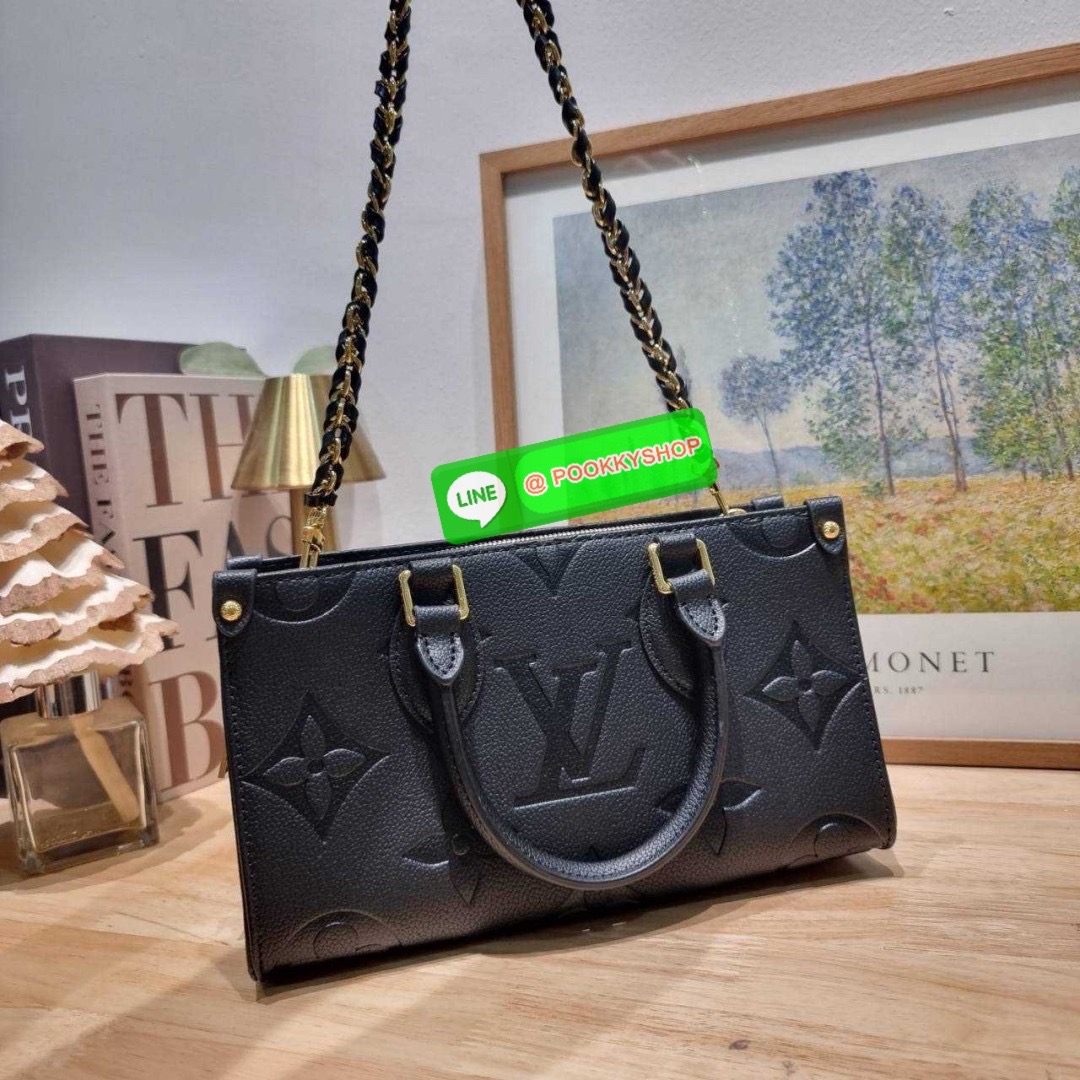 🔆 Model LV on the go east west 🔆 Details ใหม่ล่าสุด ดีไซน์กะทัดรัด กับกระเป๋าทรงโท้ทที่ใครเห็นต้องเป็นคลั่งรัก ยอดฮิต คลาสสิค ผู้ดี หรูหราได้ทุกลุค ทุกสไตล์ มาพร้อมหูจับในตัว คล้องแขน คล้องไหล่ก็ดูแพง หรือจะเกี่ยวสายครอสสะพายข้างก็อัพลุคได