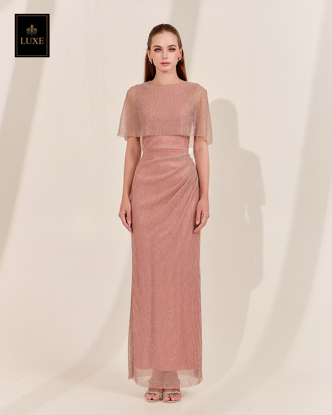 เดรสแฟชั่น เดรสเสื้อคอกลมแขนกุด ดีเทลเป็นเสื้อคลุมไหล่ในตัว กระโปรงทรงสอบจับเดรป