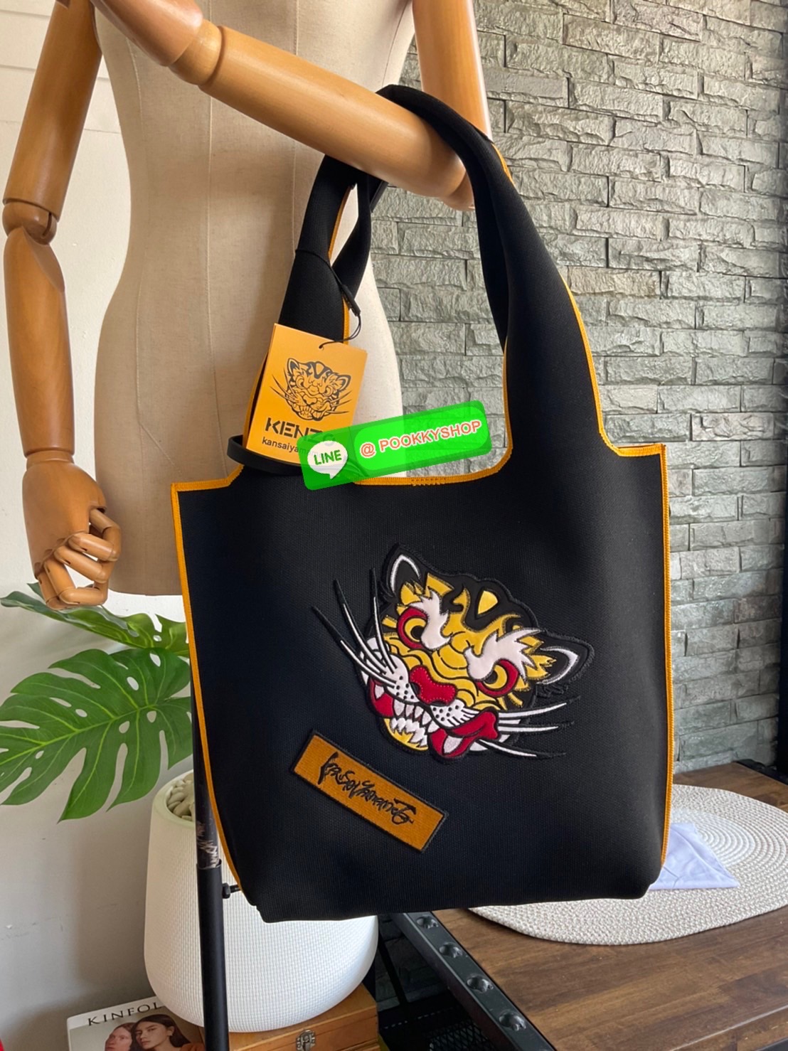 🚚 พร้อมส่ง 🚚 KENZO X KANSAI YAMAMOTO TIGER TOTE BAG กระเป๋าสะพายไหล่ ทรง โท้ทิสี ดำ และ น้ำเงินเข้ม x คันไซ ยามาโมโตะ Three Tigers จาก KENZO โดดเด่นด้วยลวดลายปัก วัสดุเป็นผ้าอย่างหนานุ่มคุณสมบัติพิเศษเฉพาะแบรนด์ น้ำหนักเบามากๆ หูหิ้วด้านบน