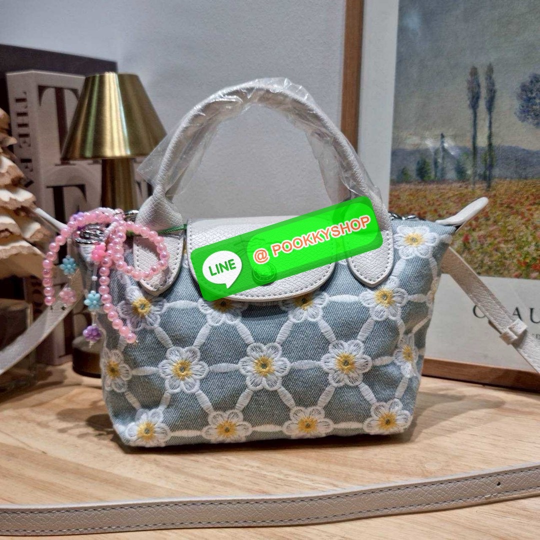 Longchamp le pliage collection XS handbag 🔆 Details น่ารักสดใสรับซัทเมอร์ กับกระเป๋าถือไซส์มินิ ขนาดเล็กพกพาสะดวก โดดเด่นด้วยลวดลายปักบนผ้าโทนสีพาสเทล รูปแบบและสไตล์เป็นเอกลักษณ์ เปิด-ปิดง่ายด้วยซิป มีหูจับถือในตัว และสายสะพายข้างปรับได้ ภายในเป็น