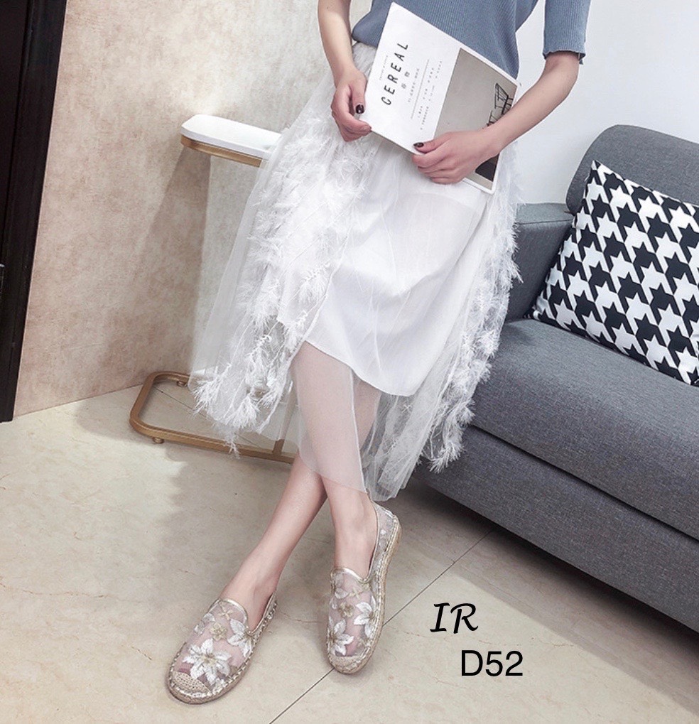 รีพีทแบบขายดี!!! พร้อมส่ง งานนำเข้า Hot item คร้าาา!! จะอะไรซะอีก ก็รองเท้าคุ่นี้ไง คัทชูผ้าตาข่ายปักลายดอกสวยมากด้านในพื้นเชือกพันปอนิ่ม ขอบหุ้มหนังสีทองตัดกันลงตัว ส้นยางกันลื่นสูงหนา 0.5 นิ้ว . สวยอย่างมีดีไซน์ มาเป็นสาวแฟชั่นนิสสต้าไปด้วยกันกับรองเท้า