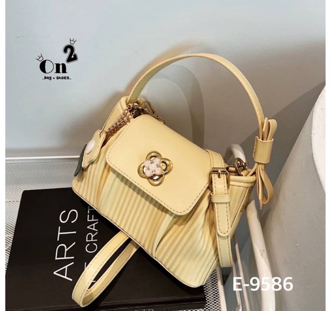 กระเป๋าสไตล์เกาหลีมาใหม่ หนังพลีทเล็กเย็บจีบด้านหน้า อะไหล่เปิดปิดรูปดอกไม้ มาพร้อมพวงกุญแจ+สายสะพายยาว