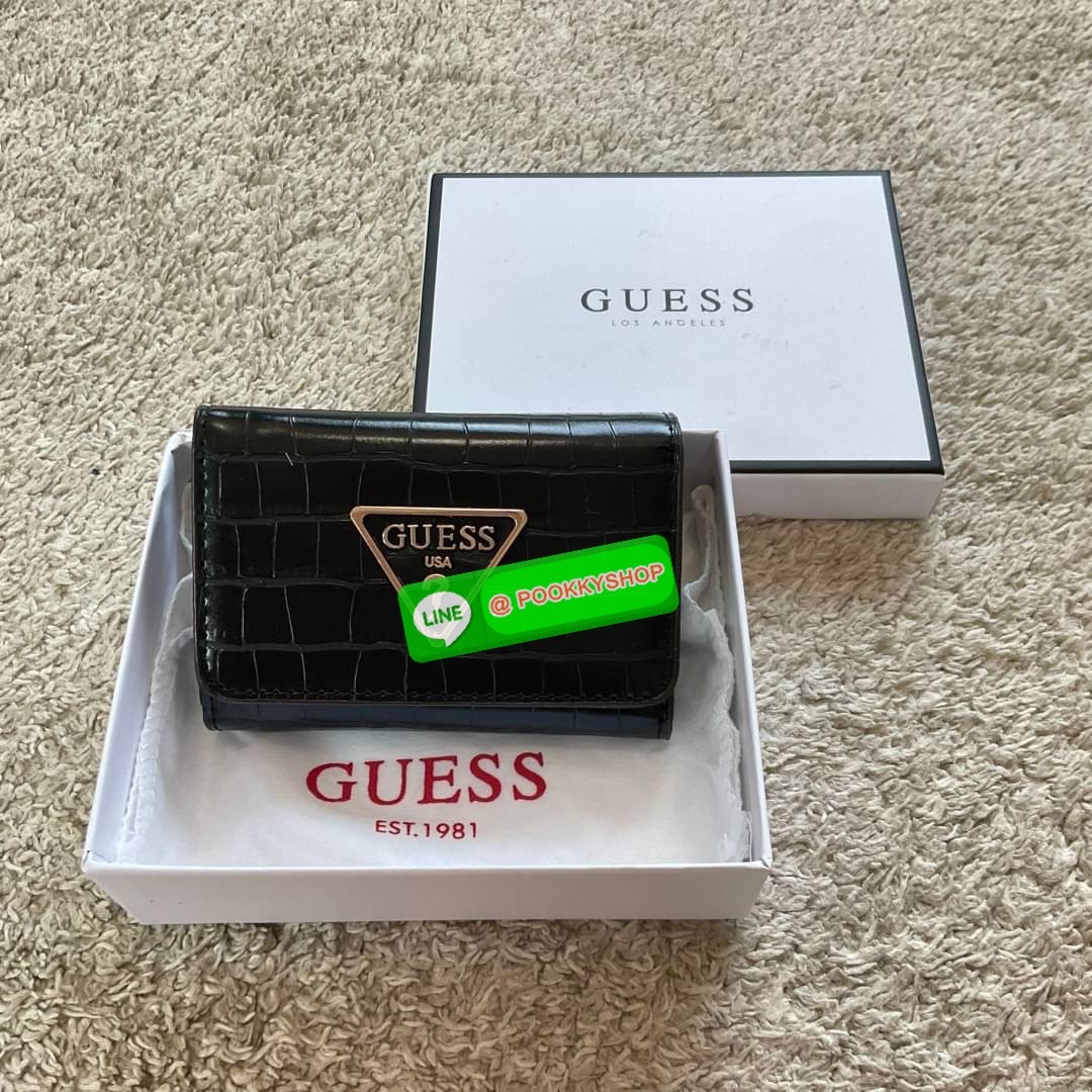 รุ่นใหม่ล่าสุด! GUESS SHORT WALLET กระเป๋าสตางค์ใบสั้นสองตอน วัสดุตัวหนังลายสวยหรูพิมพ์ลายทั้งใบ เปิดปิดด้วยกระดุม ด้านในบุผ้าปั้มแบรนด์มีช่องใส่รูป และใส่บัตรได้อีกหลายช่อง มาพร้อมช่องใส่ธนบัตรหนึ่งช่อง สวยคุ้ม สไตล์มินิ สำหรับคนไม่ชอบพกเงินเยอะ แนะนำใบน