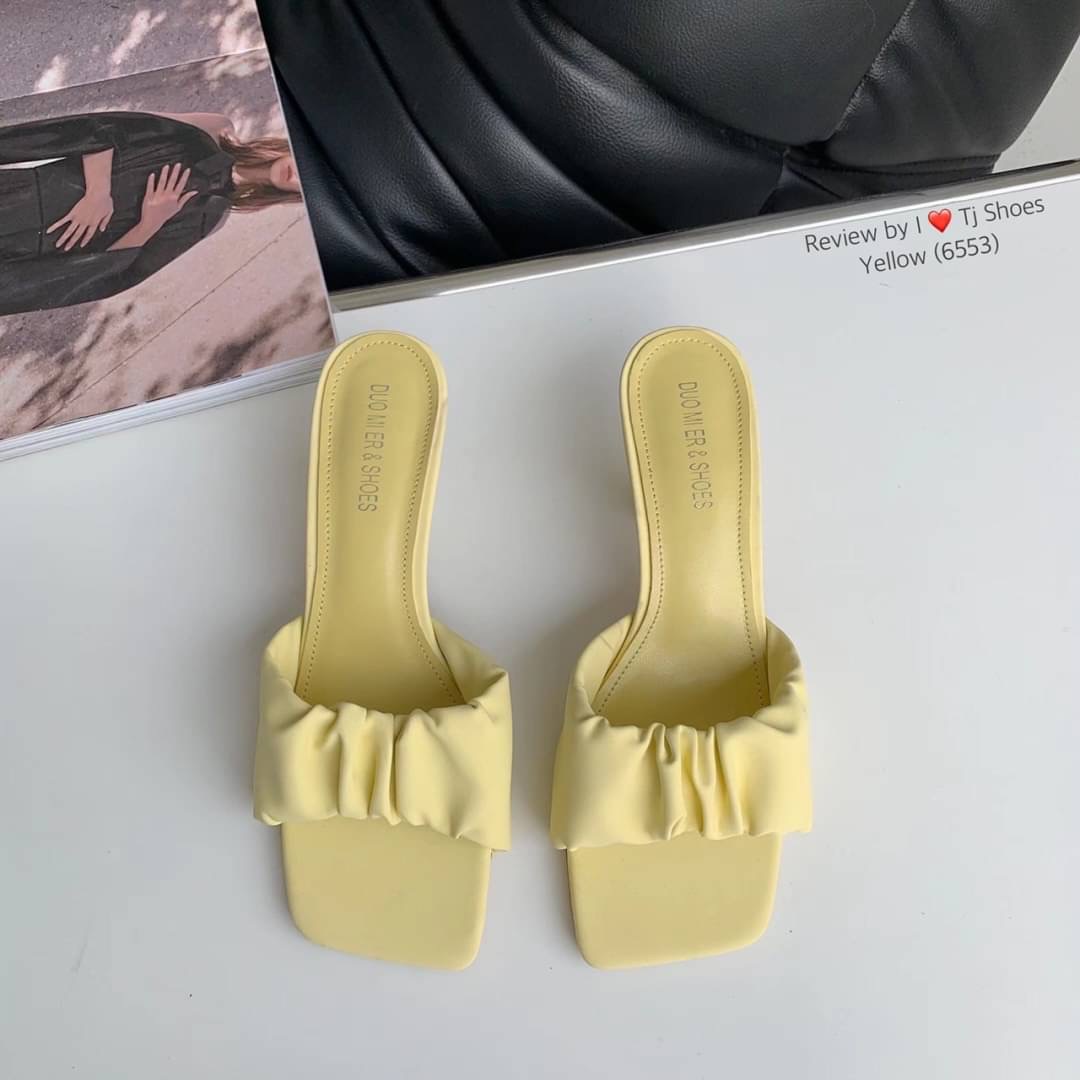 !!! พร้อมส่งรองเท้านำเข้าที่สวยเกร๋ขายดีสุดๆ !!! หนังรุ่นนี้นิ่มมากสวยมาก สวมใส่ง่าย เรียบหรูดูดี ใส่ได้เรื่อยๆ ไม่ตกเทรนด์ แมทกับชุดอะไรก้ดูเก๋ดูแพงมาก ควรมีไว้เป็นคู่โปรด ของจริงงานดีมากสวยมาก ตรงปกแน่นอน เพราะรูปถ่ายจากสินค้าจริง เป็นรุ่นที่แนะนำ รีบสั