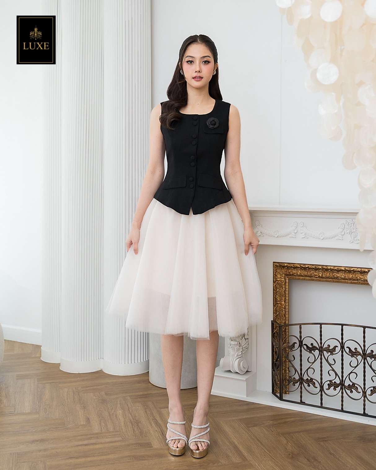 เสื้อแฟชั่น เสื้อกั๊กแขนกุด ติดกระดุมผ่าหน้า แต่งกระเป๋าและเข็มกลัดดอกไม้